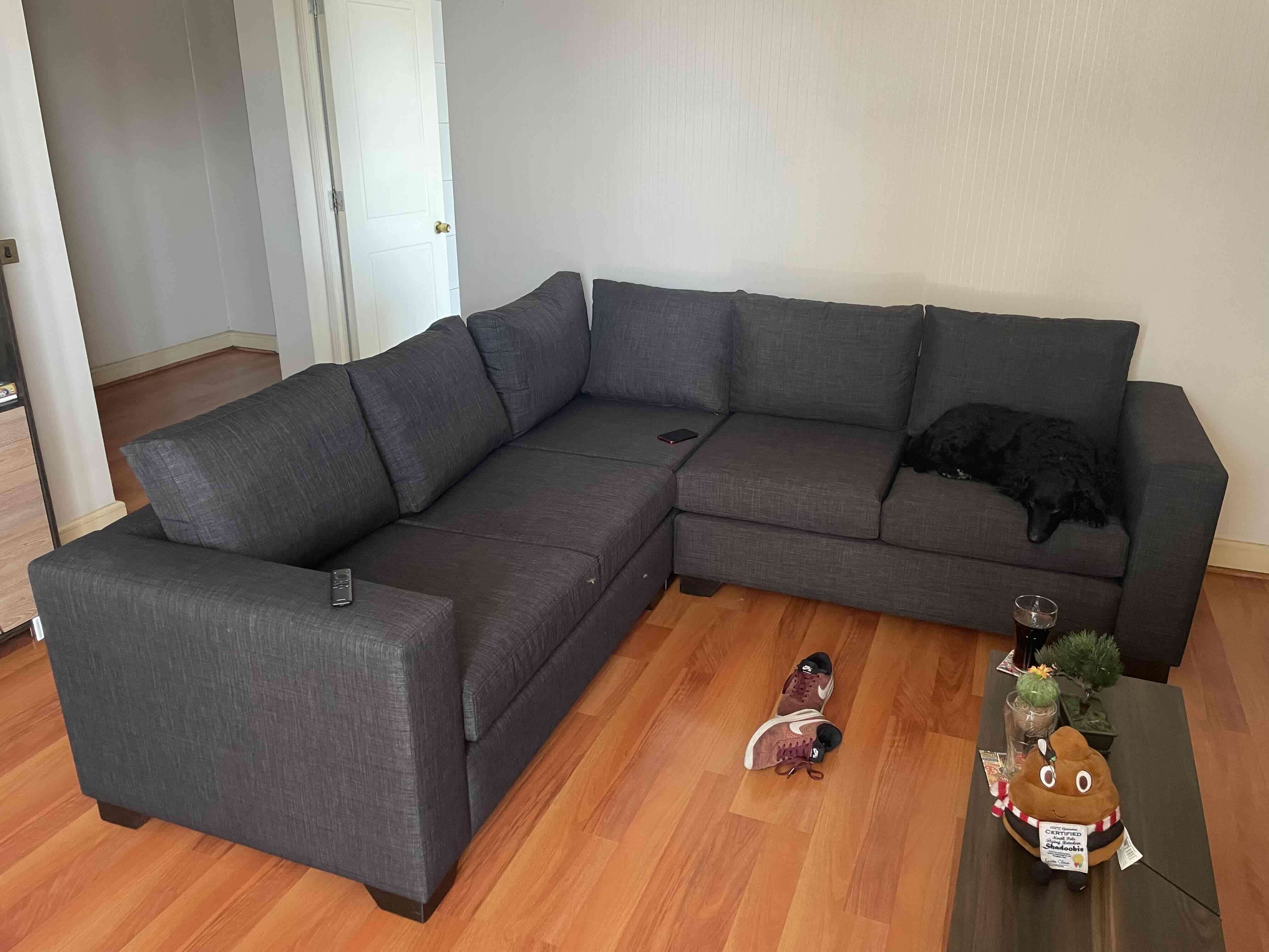 Sofá esquinero gris oscuro