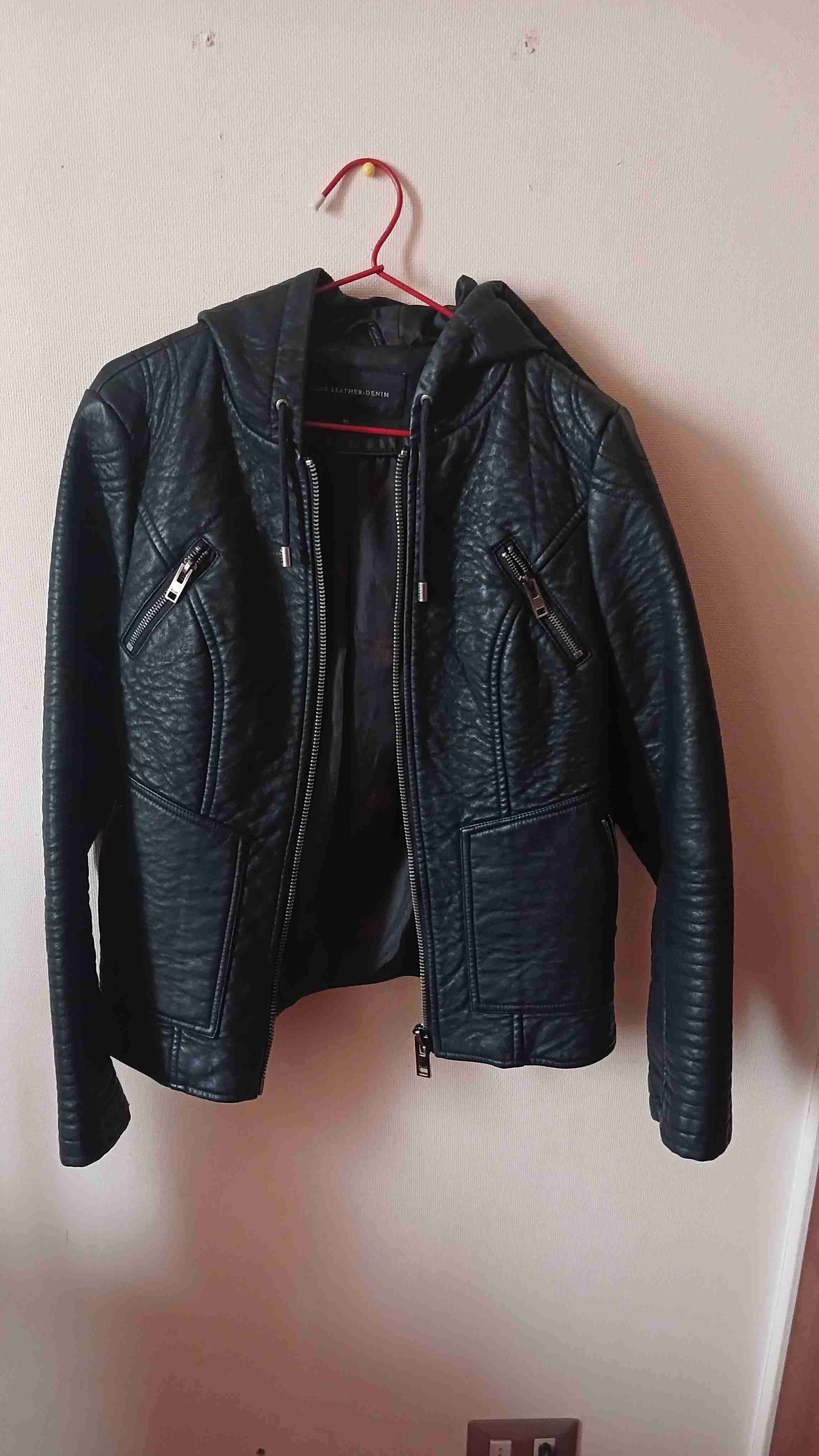 Chaqueta negra de cuero sintético