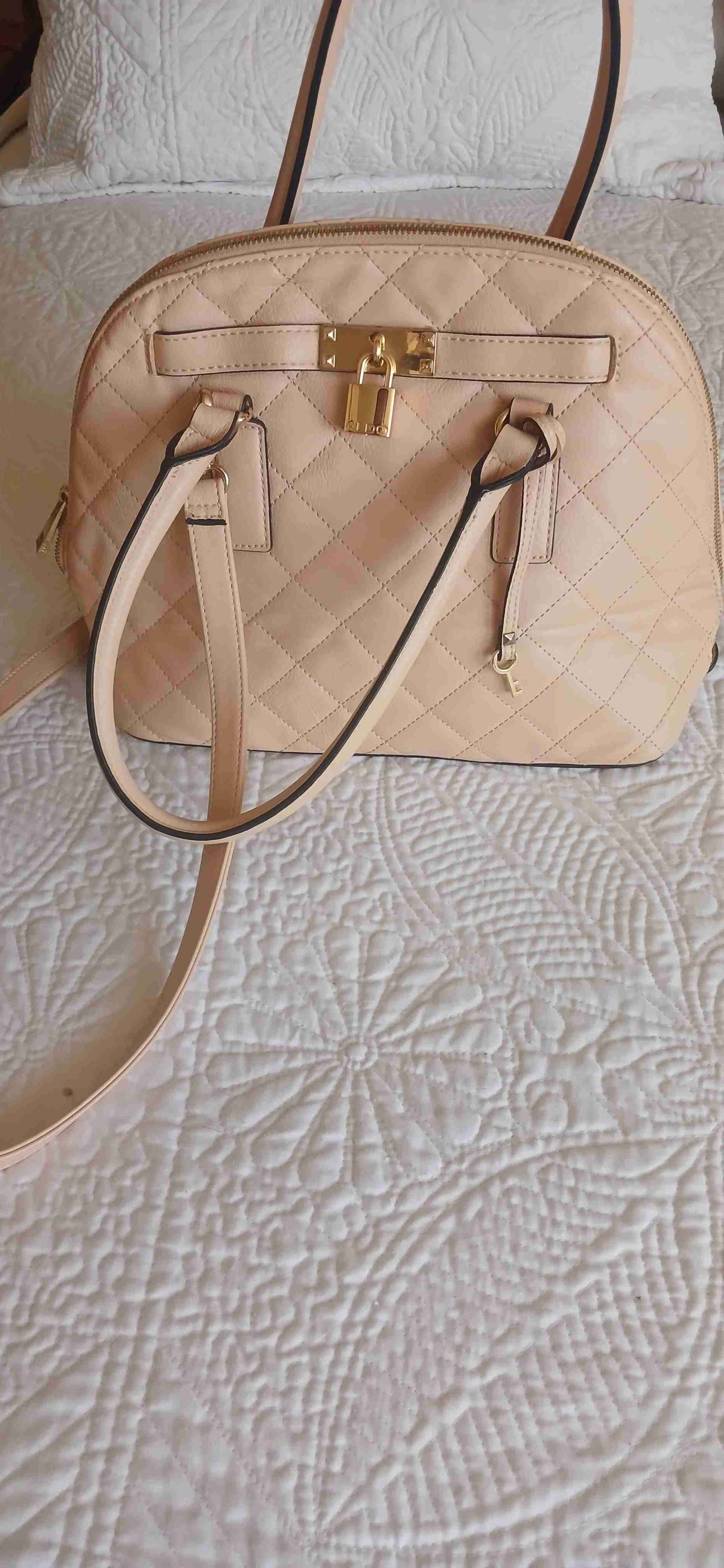 Cartera beige acolchada
