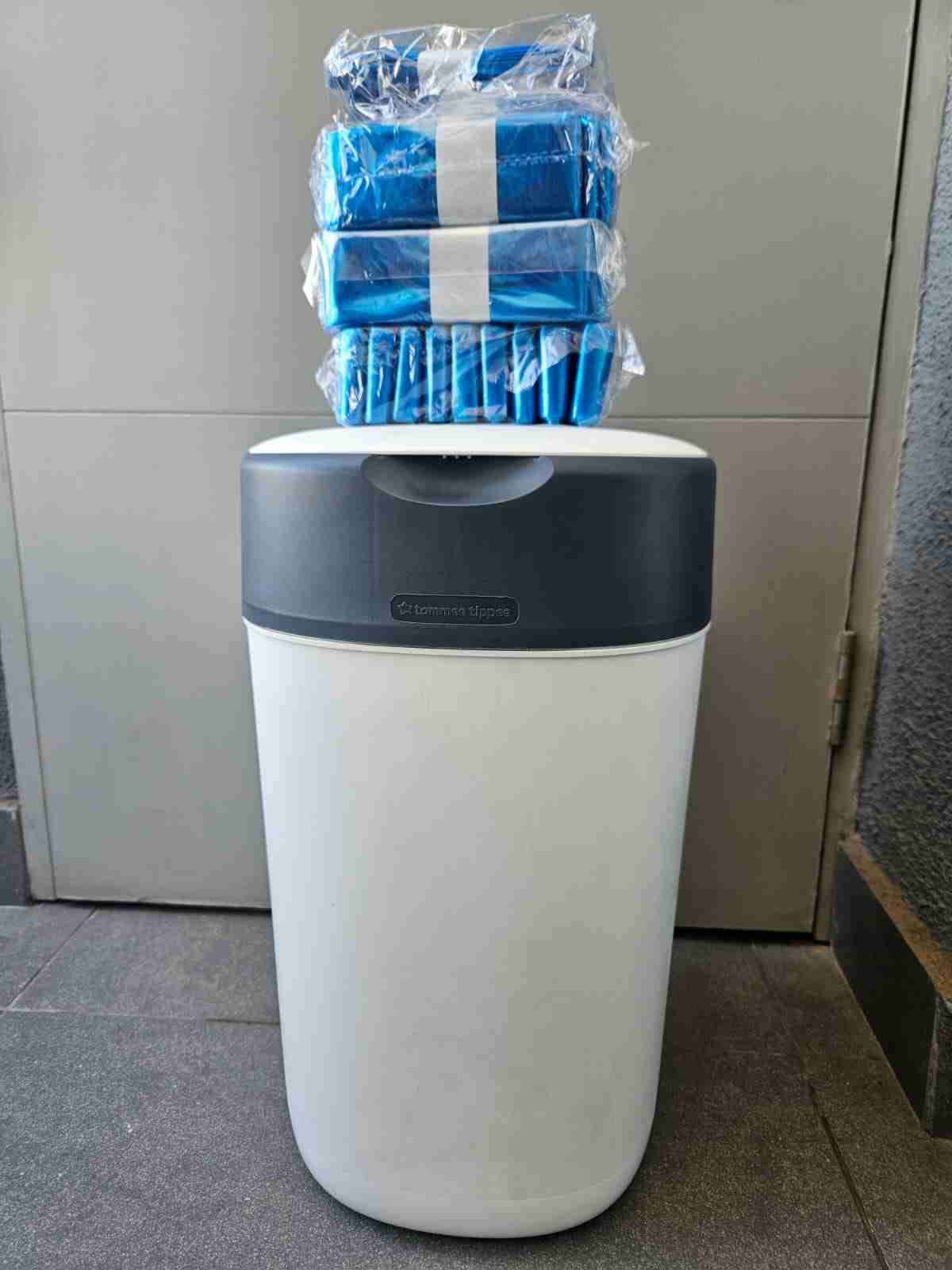 Contenedor de pañales con recargas