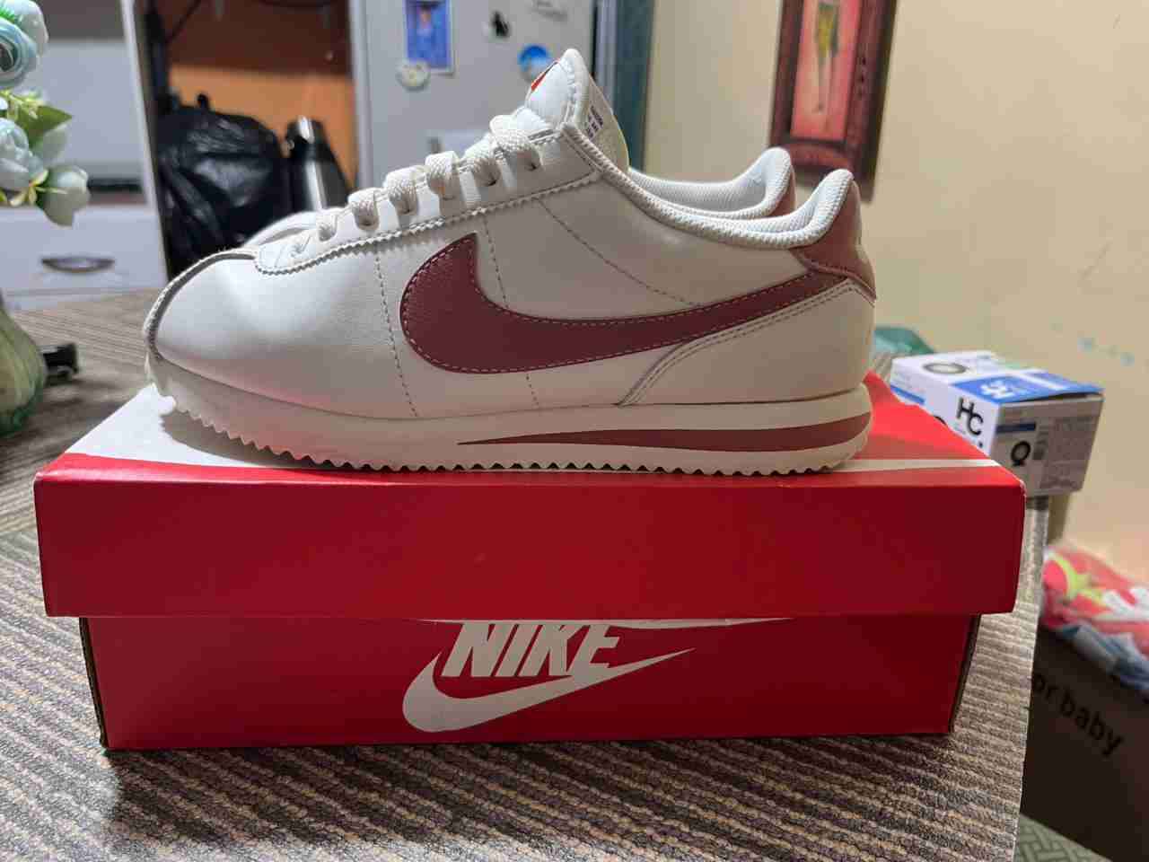 Zapatillas Nike blancas con logo rosa