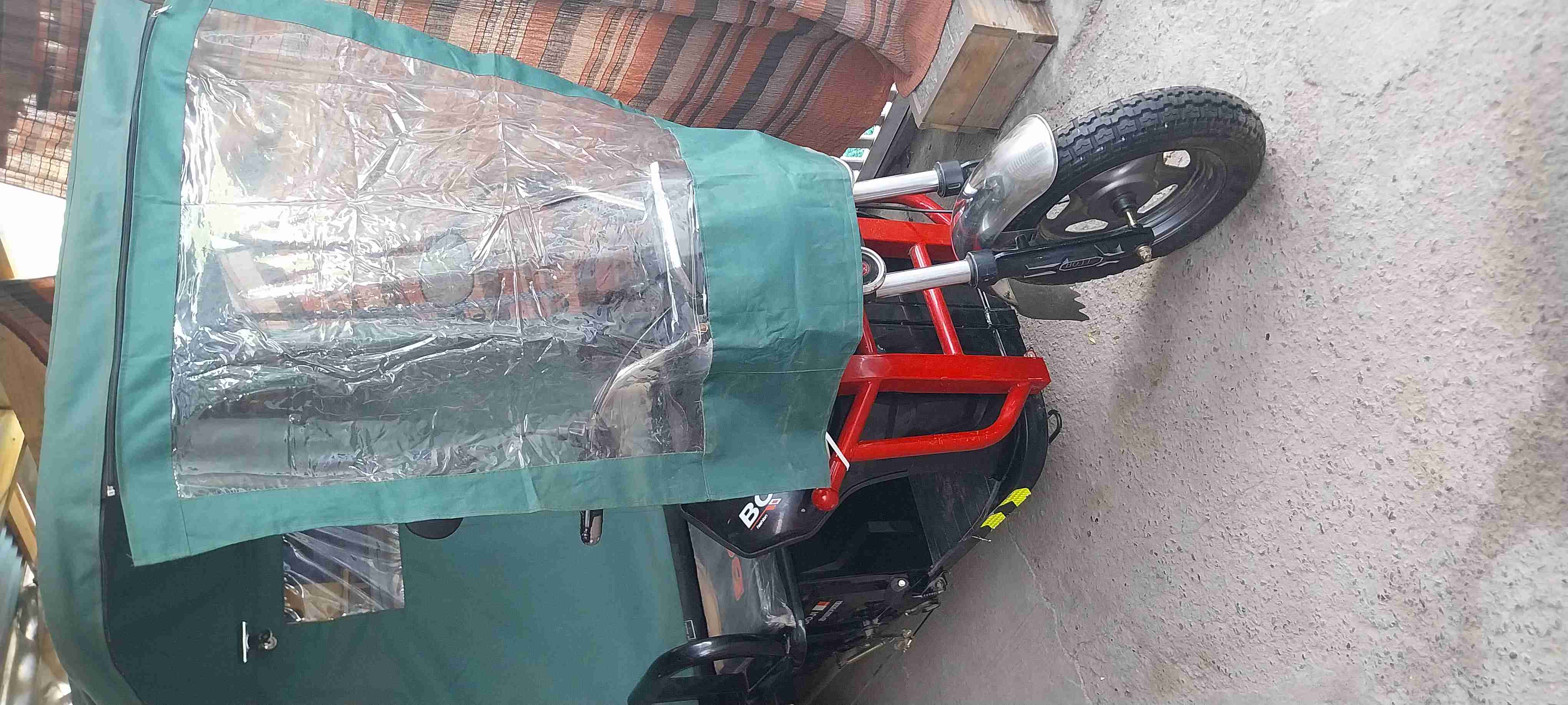 Motocarro eléctrico con toldo