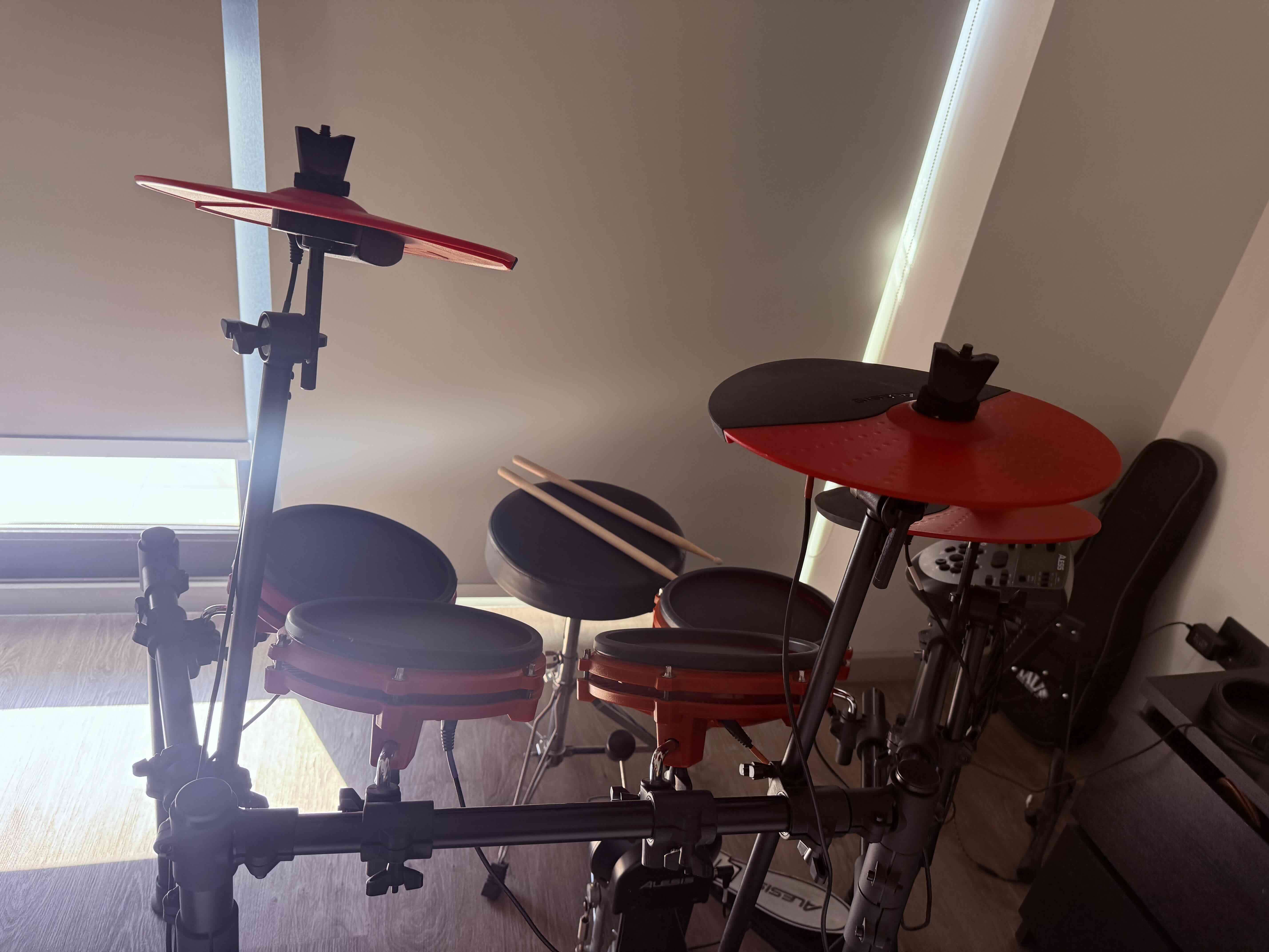 Batería electrónica ALESIS NITRO MESH muy poco uso