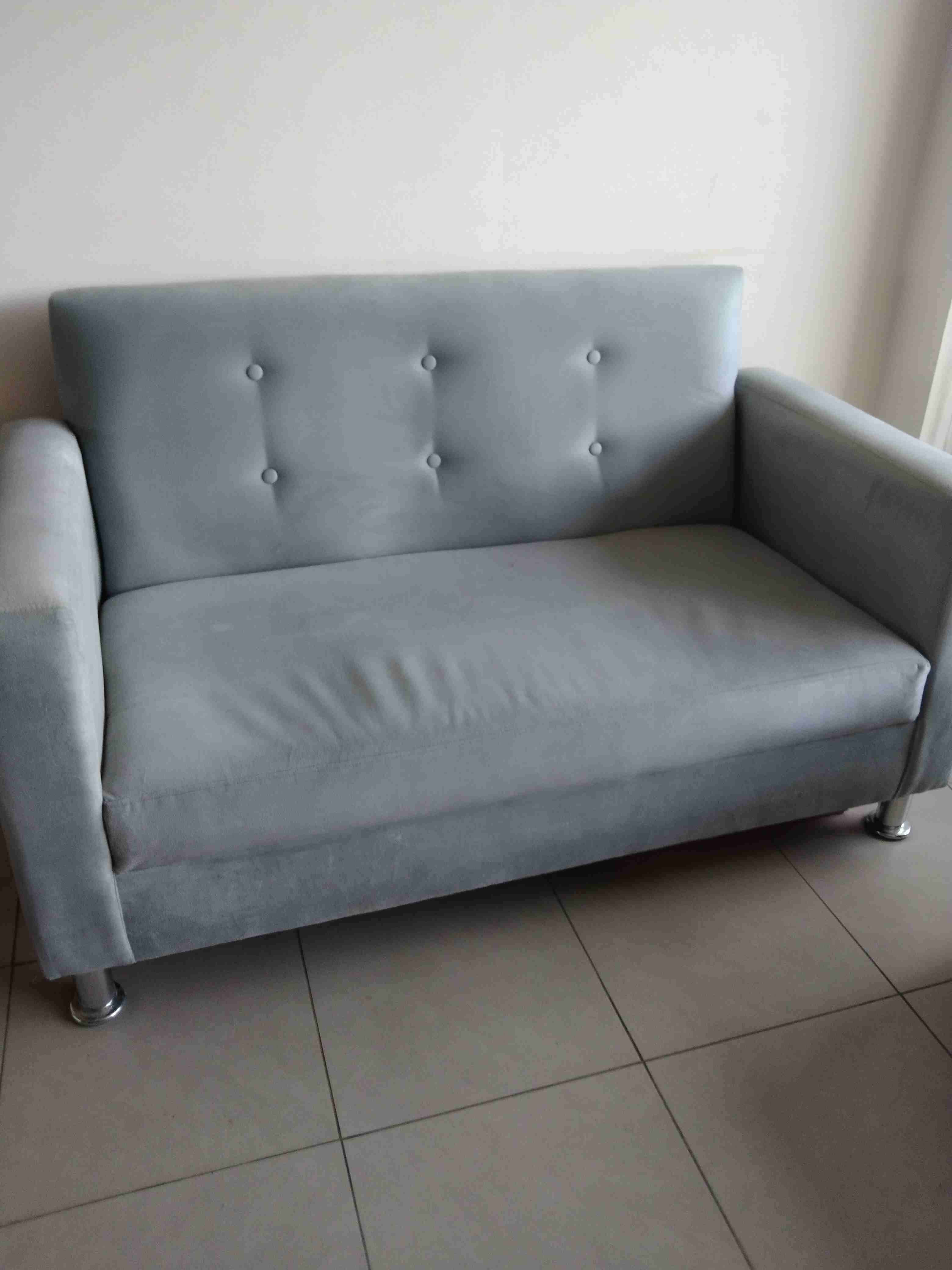 Sofá gris de 2 cuerpos