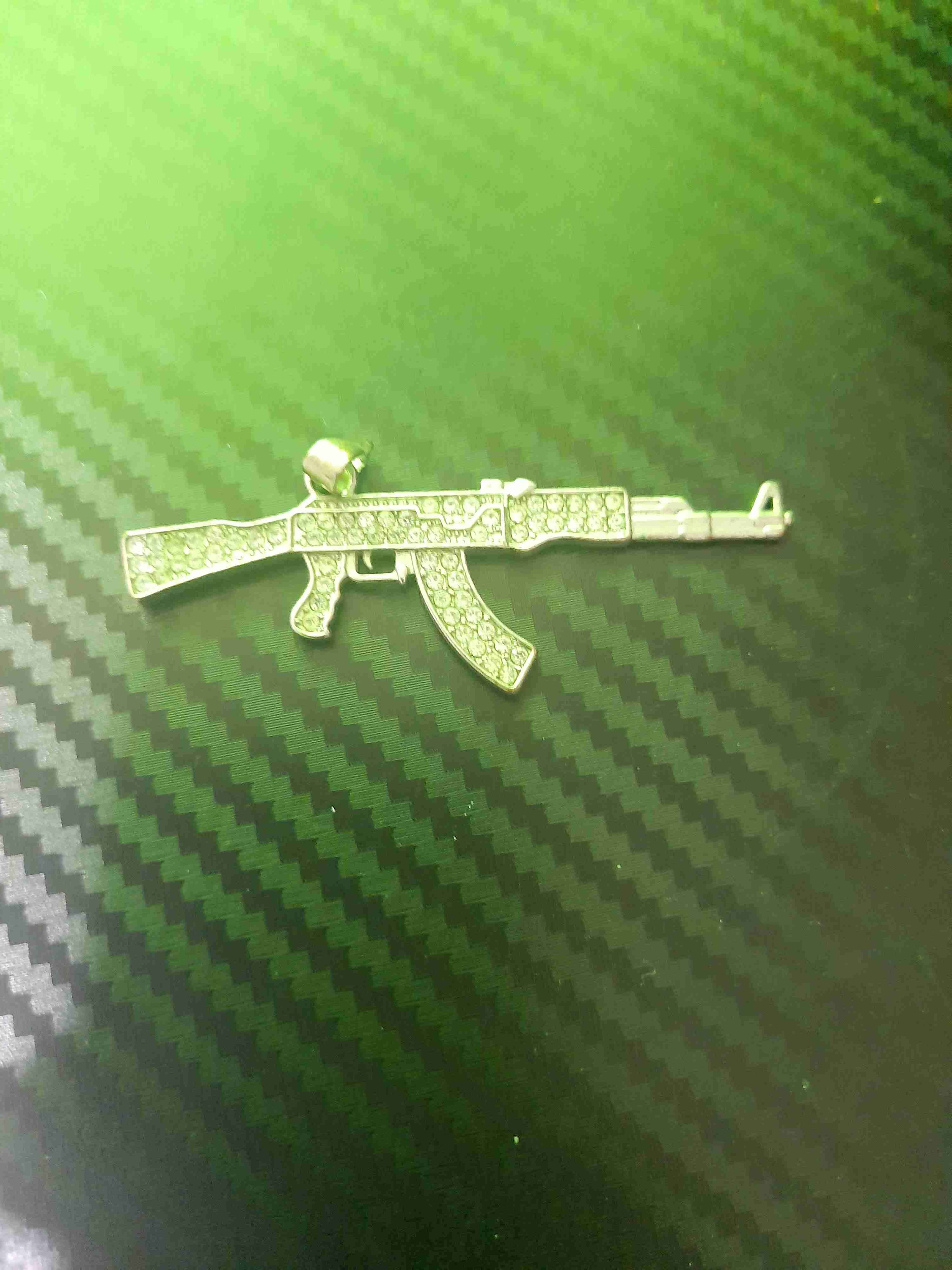 Colgante de pistola con diamantes