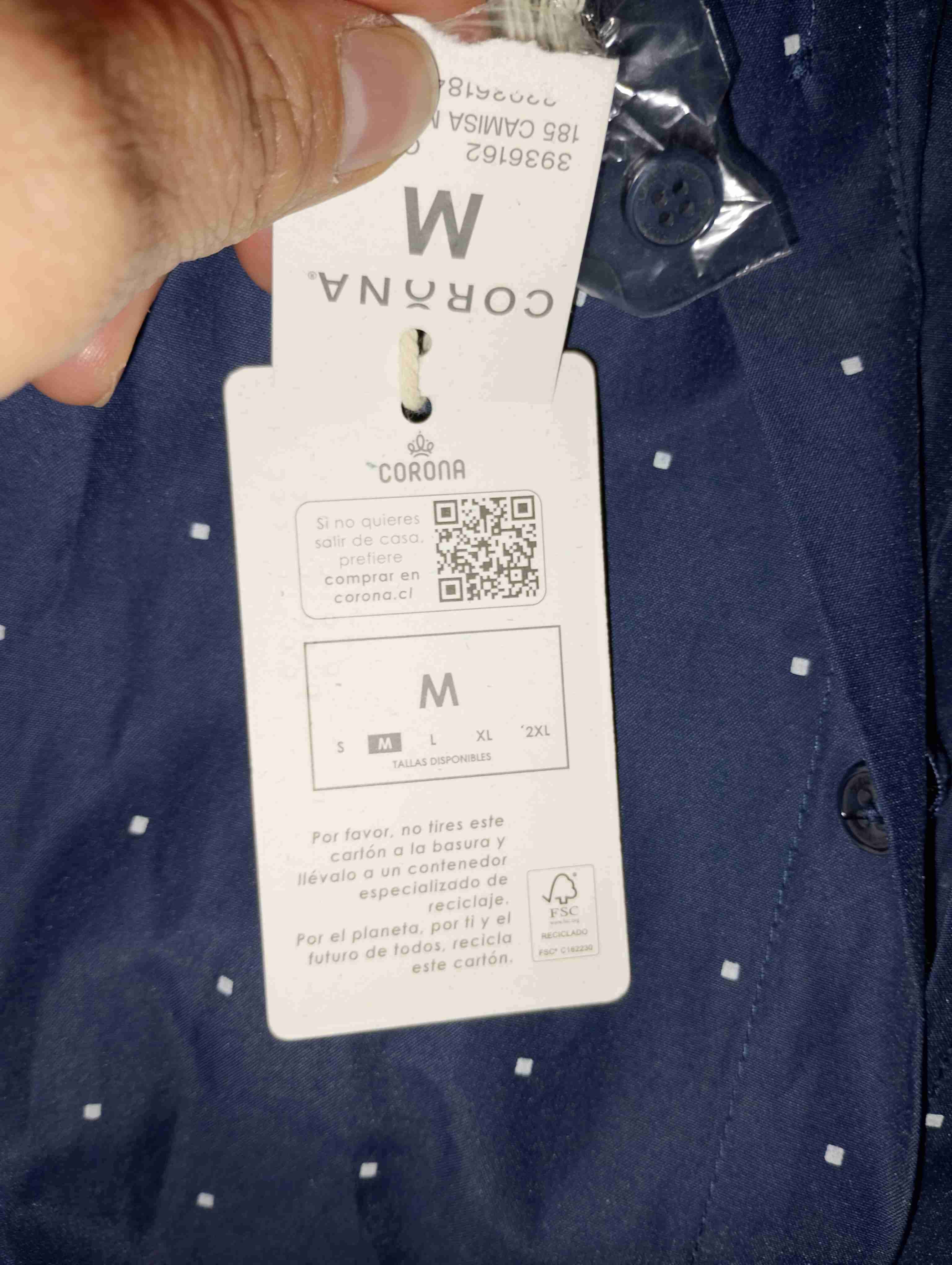 Camisa azul con diseño de puntos