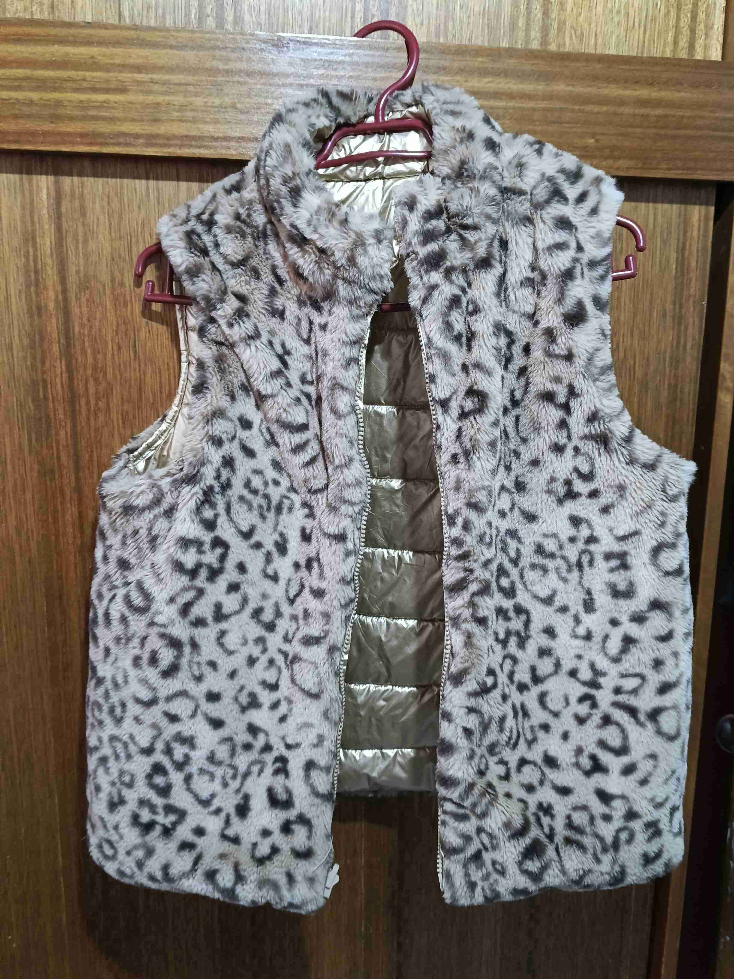 Chaleco reversible peludo animal print con dorado