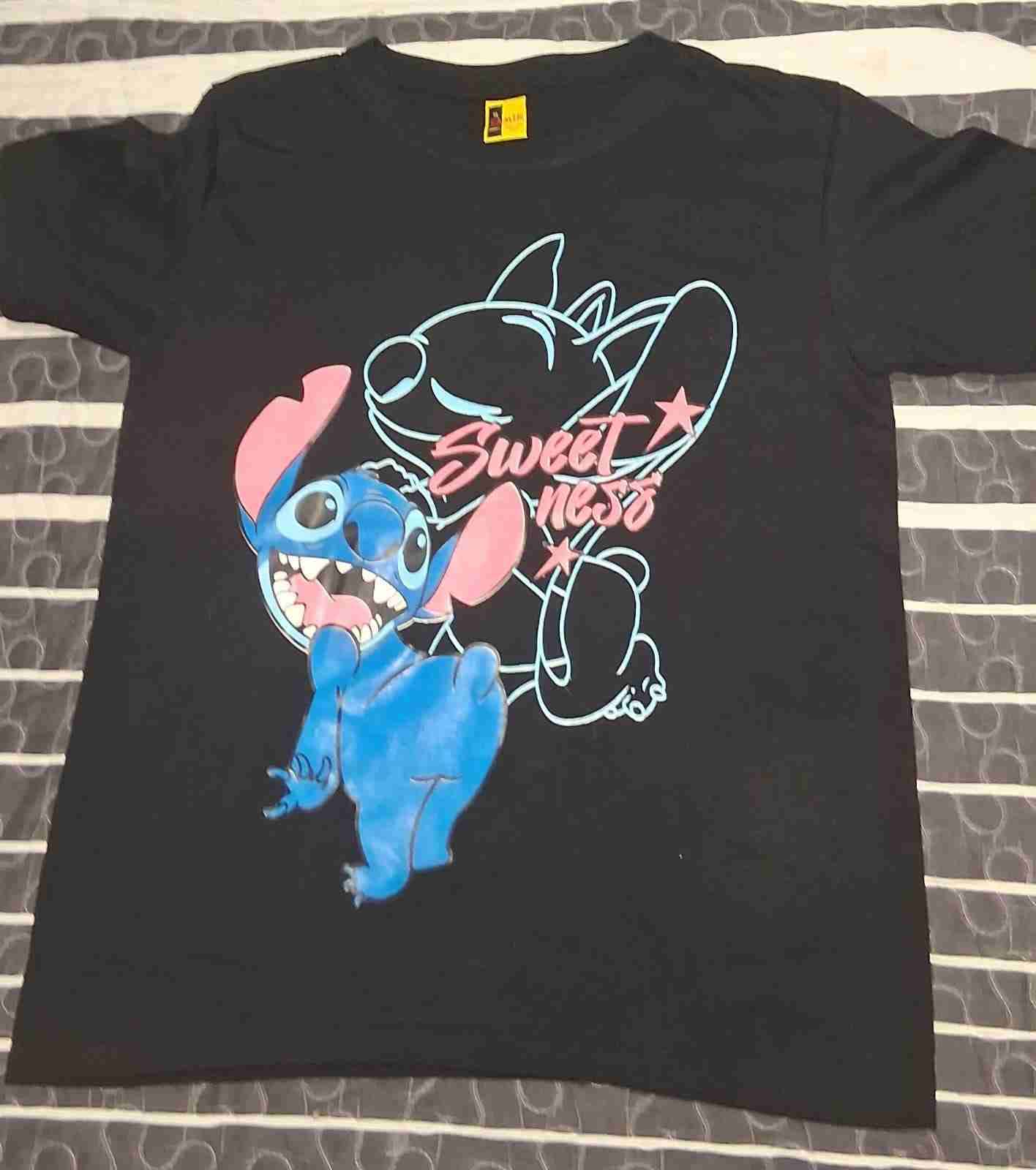 Polera negra con diseño Stitch