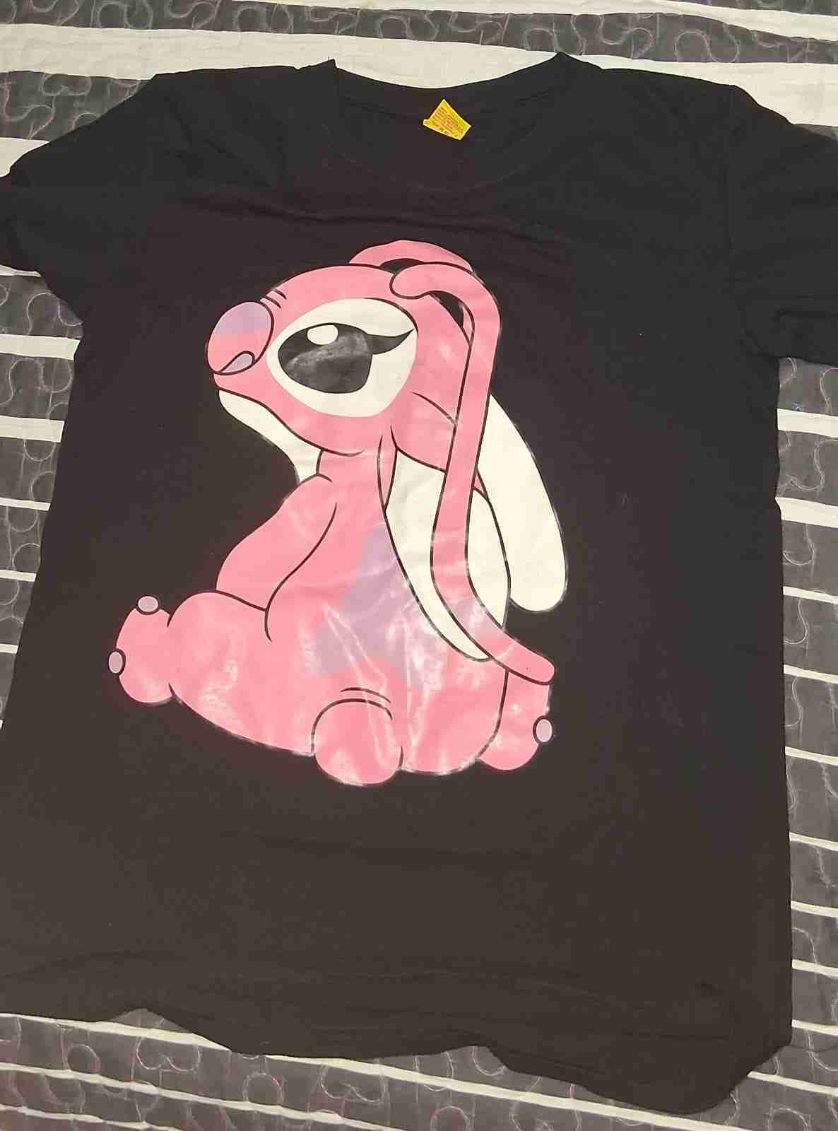 Polera negra con diseño rosa