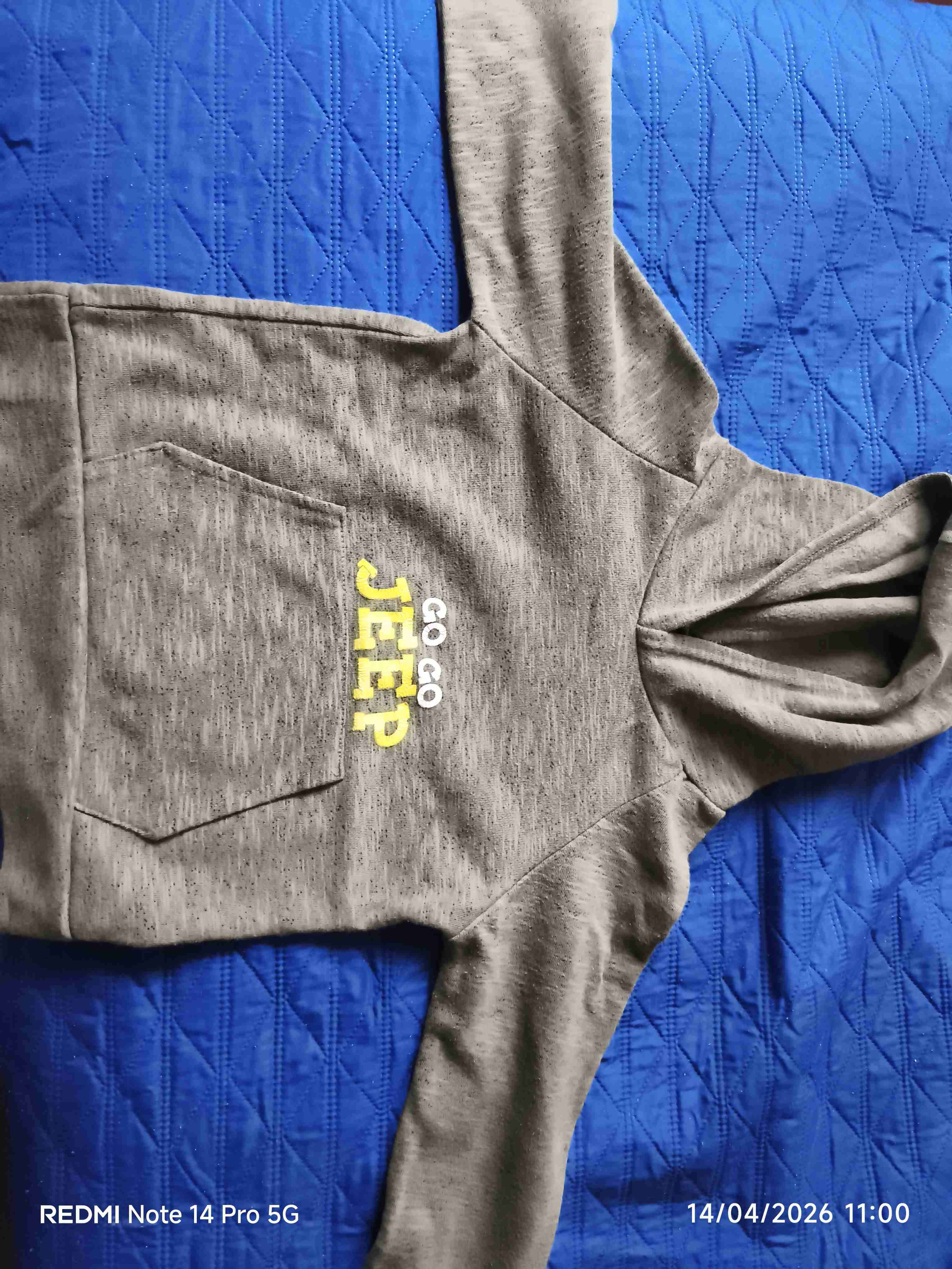 Polerón verde con capucha