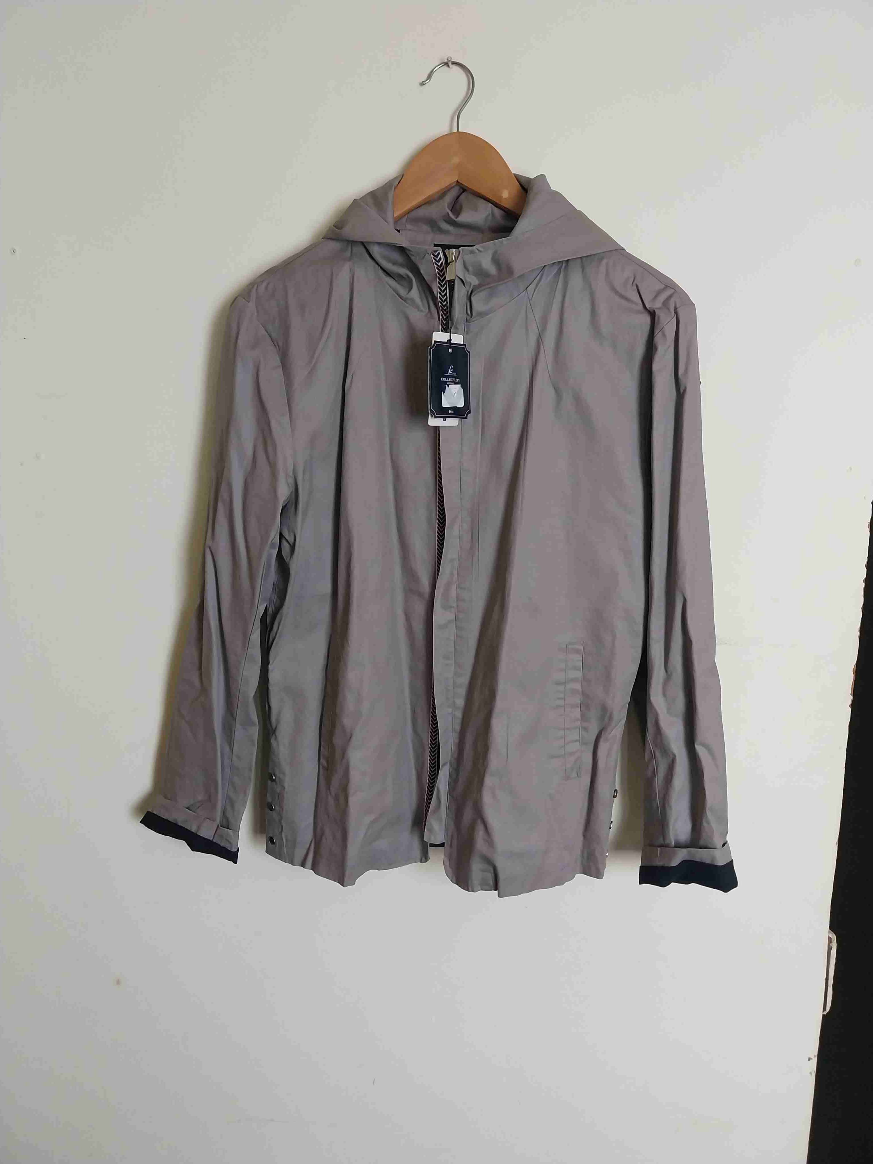 Chaqueta liviana con capucha