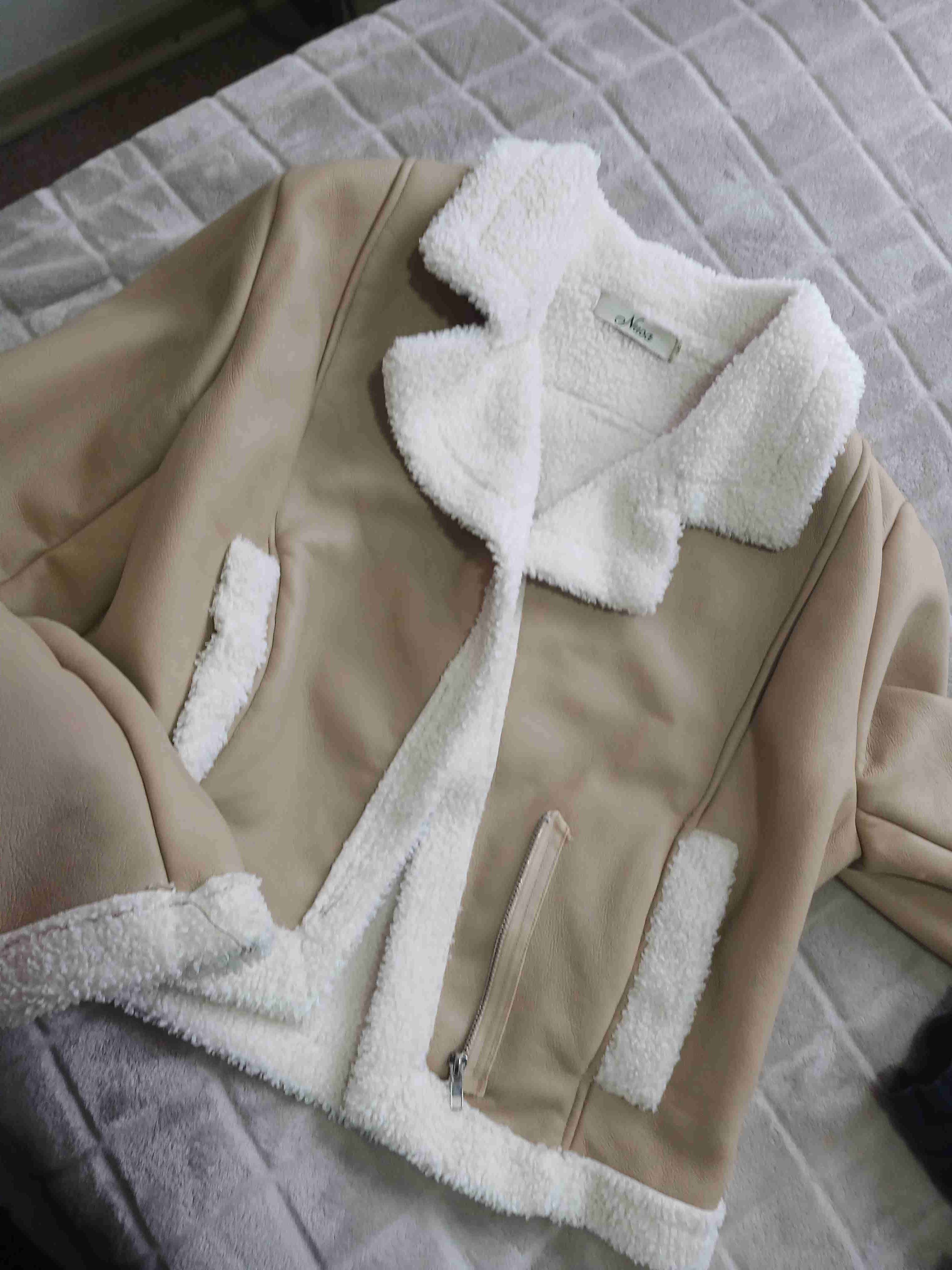 Chaqueta beige con forro blanco