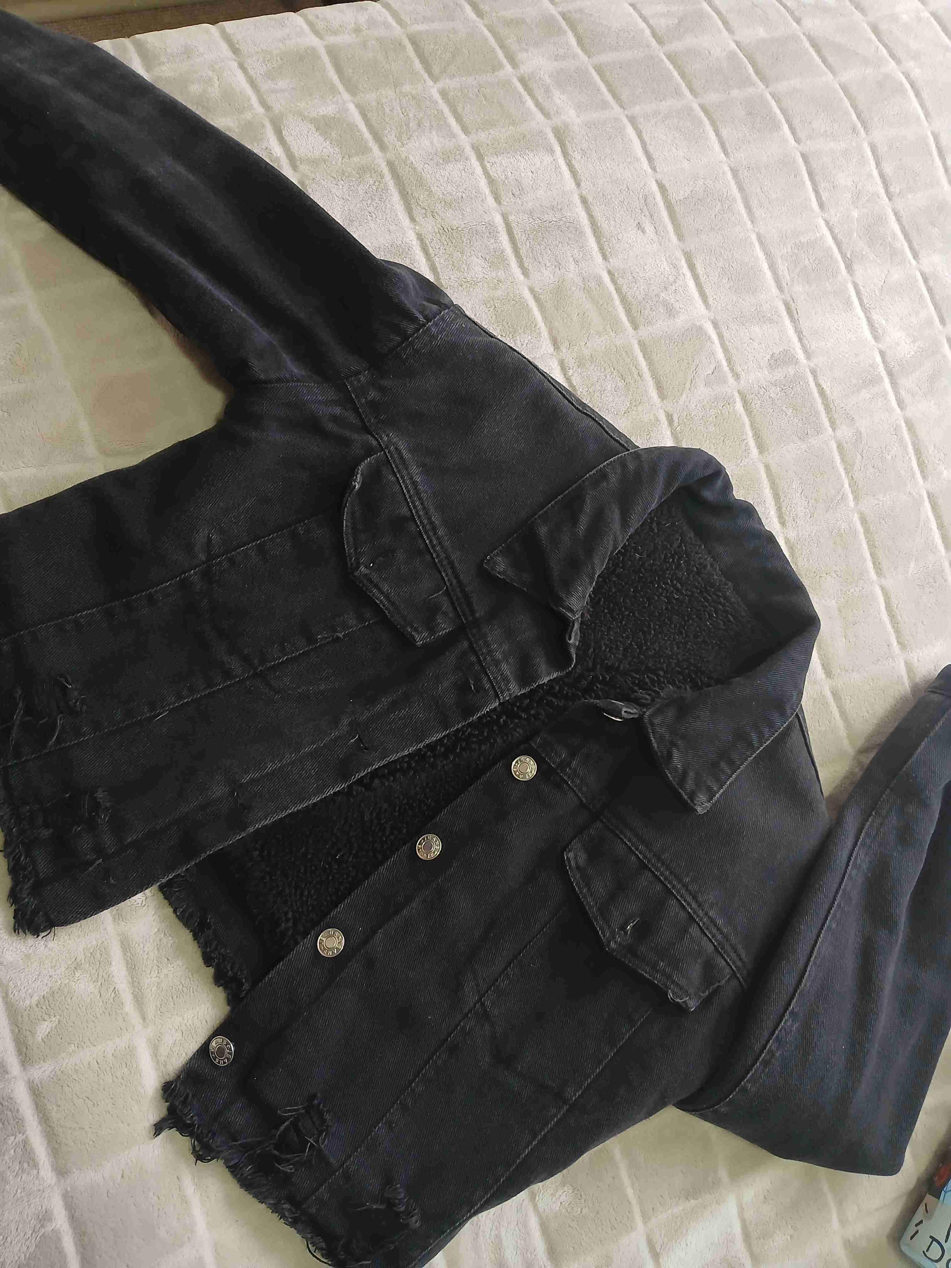 Chaqueta negra con chiporro