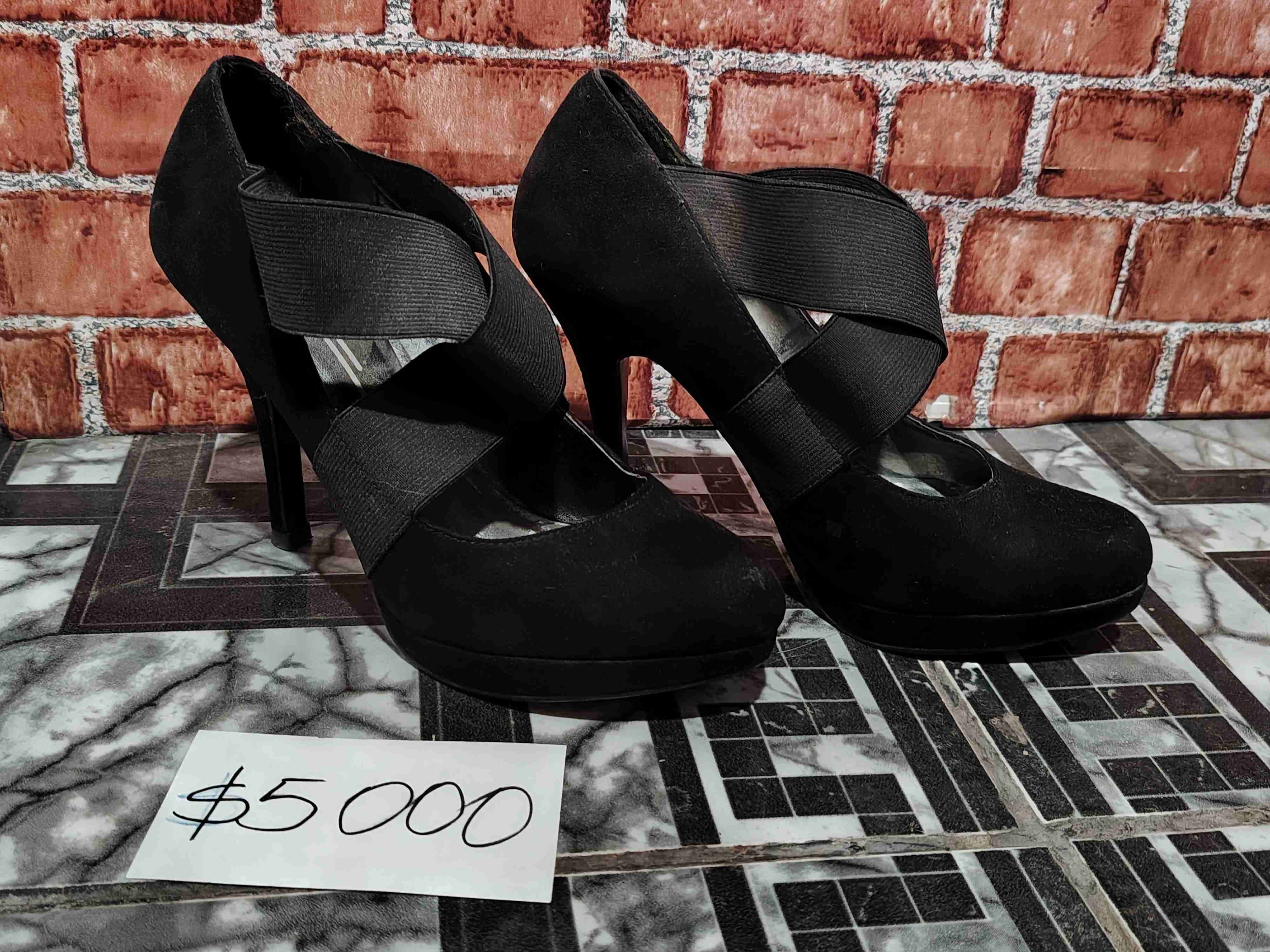 Tacones negros con tiras elásticas