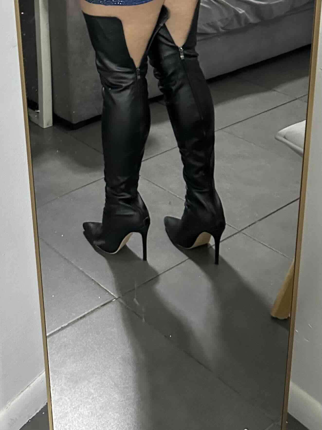 Botas negras de tacón alto