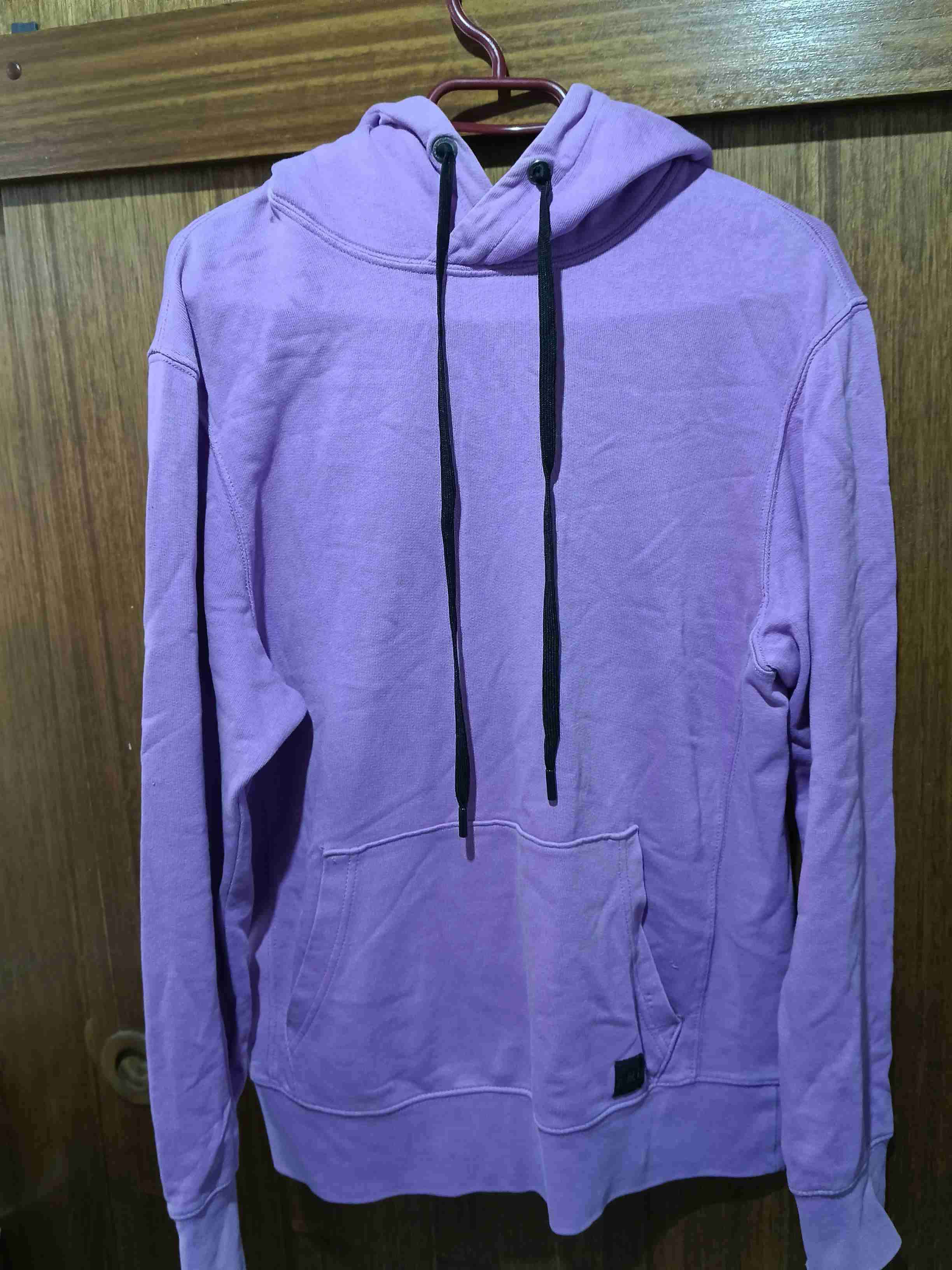 Polerón morado con capucha