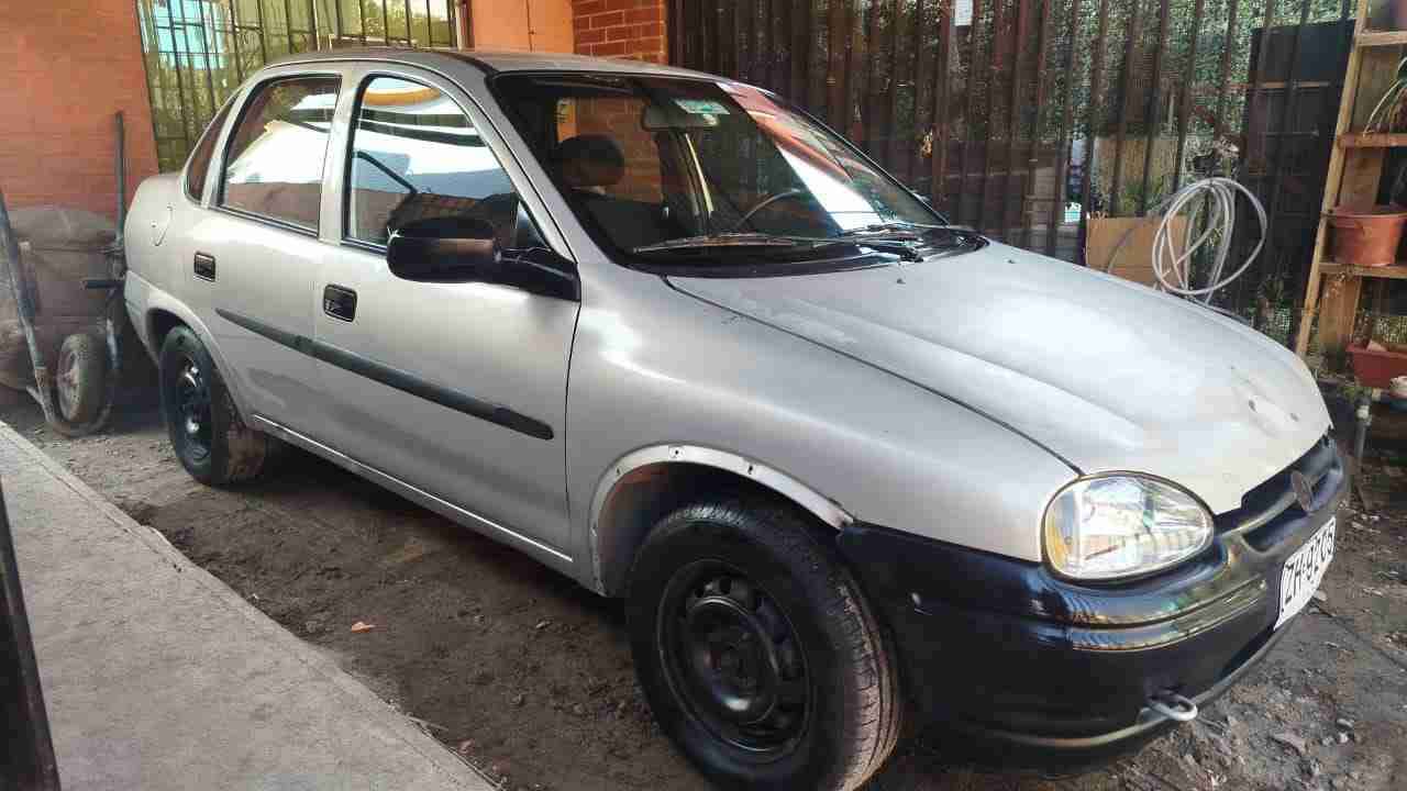 Auto sedán beige en buen estado