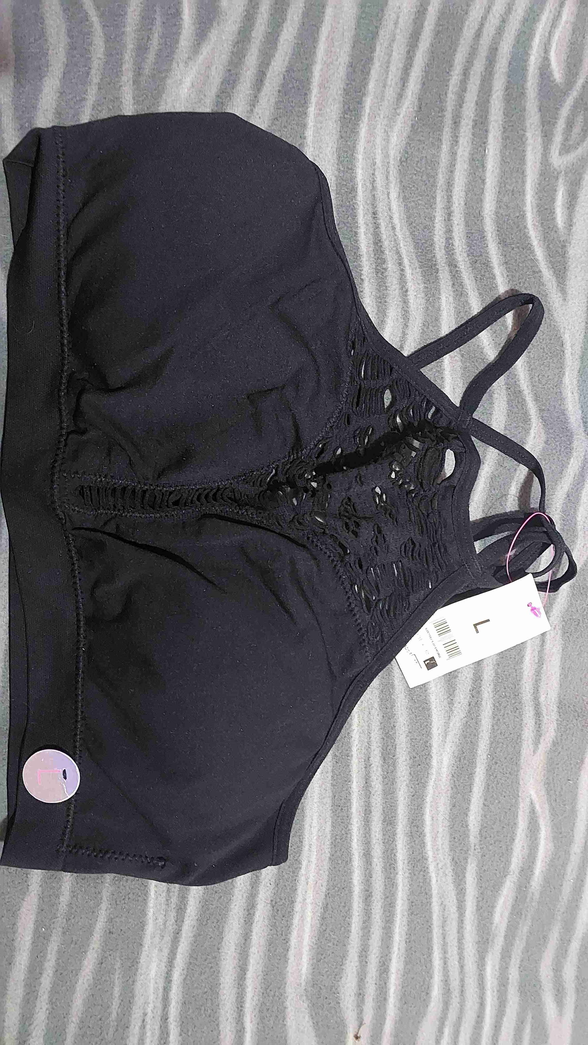 Top deportivo negro con encaje