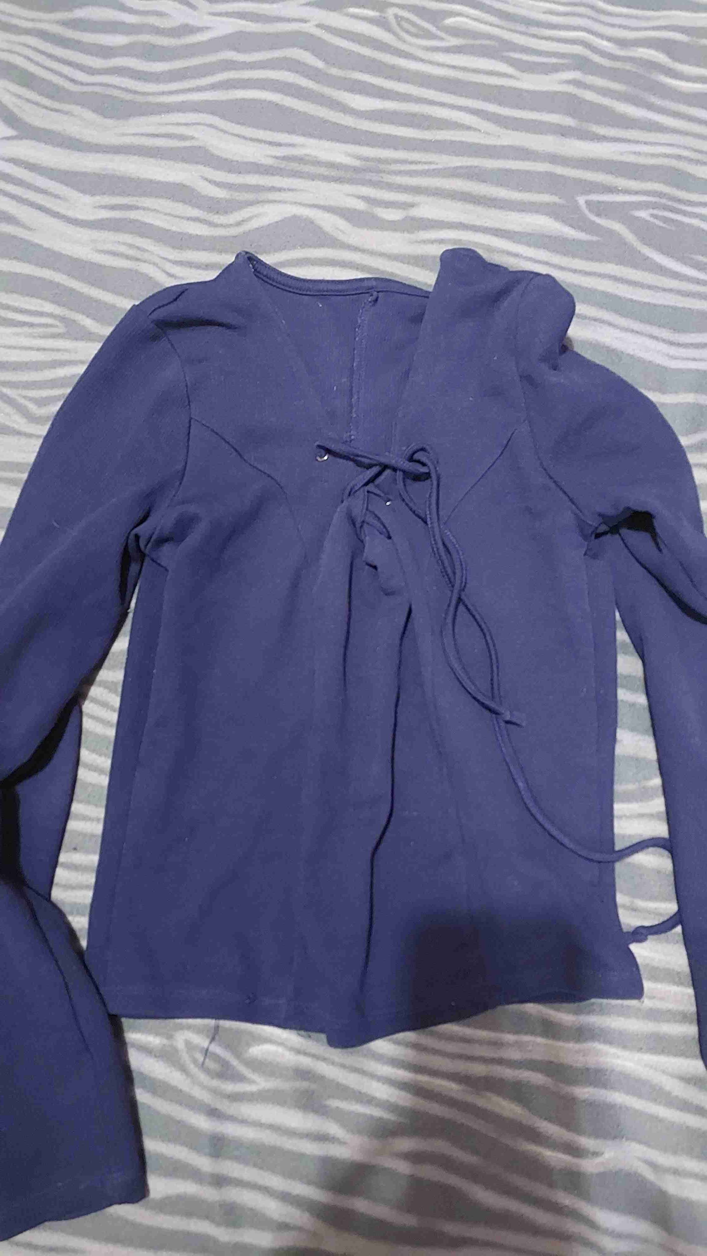 Polera azul con cordones