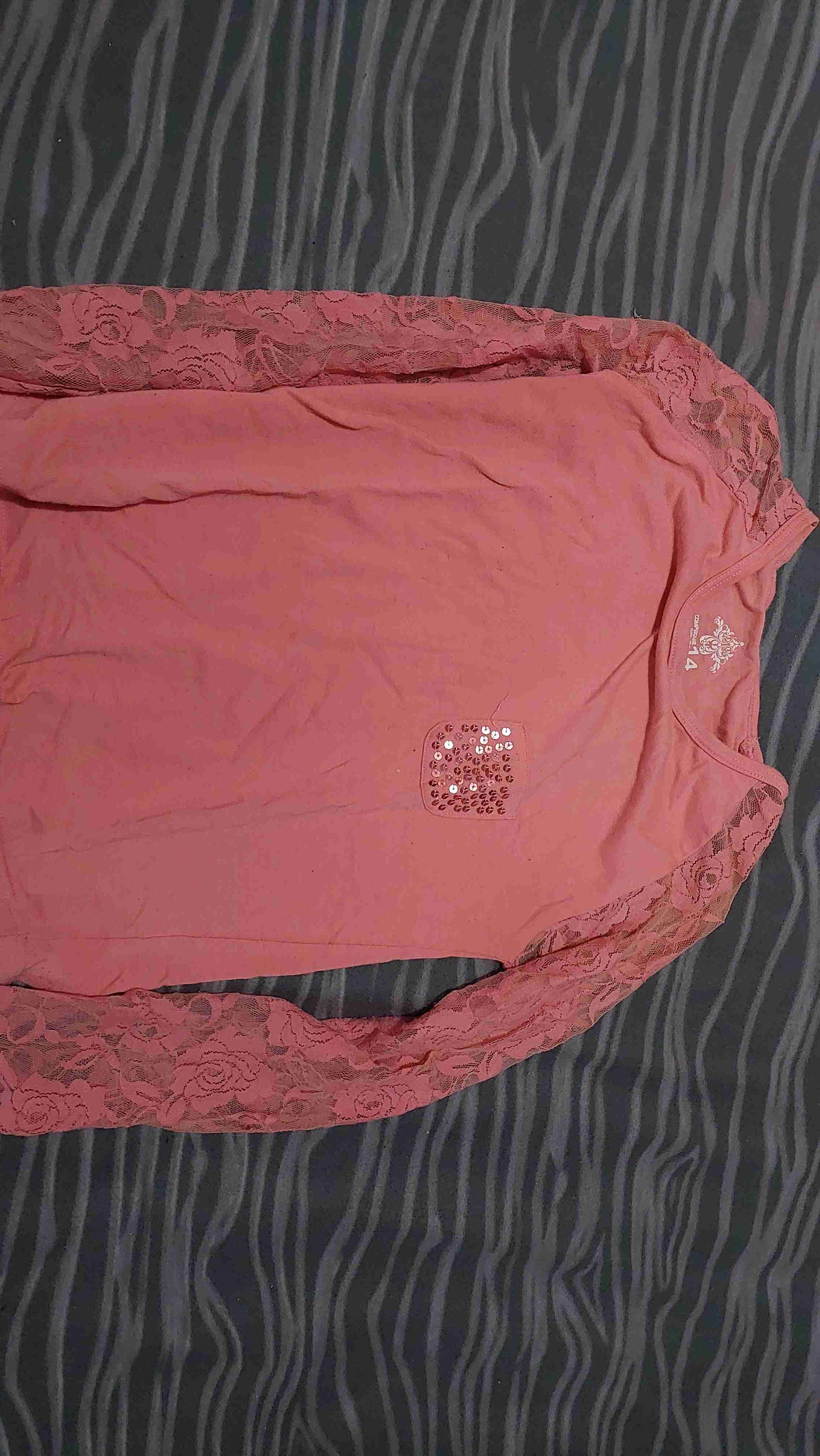 Polera rosada con encaje