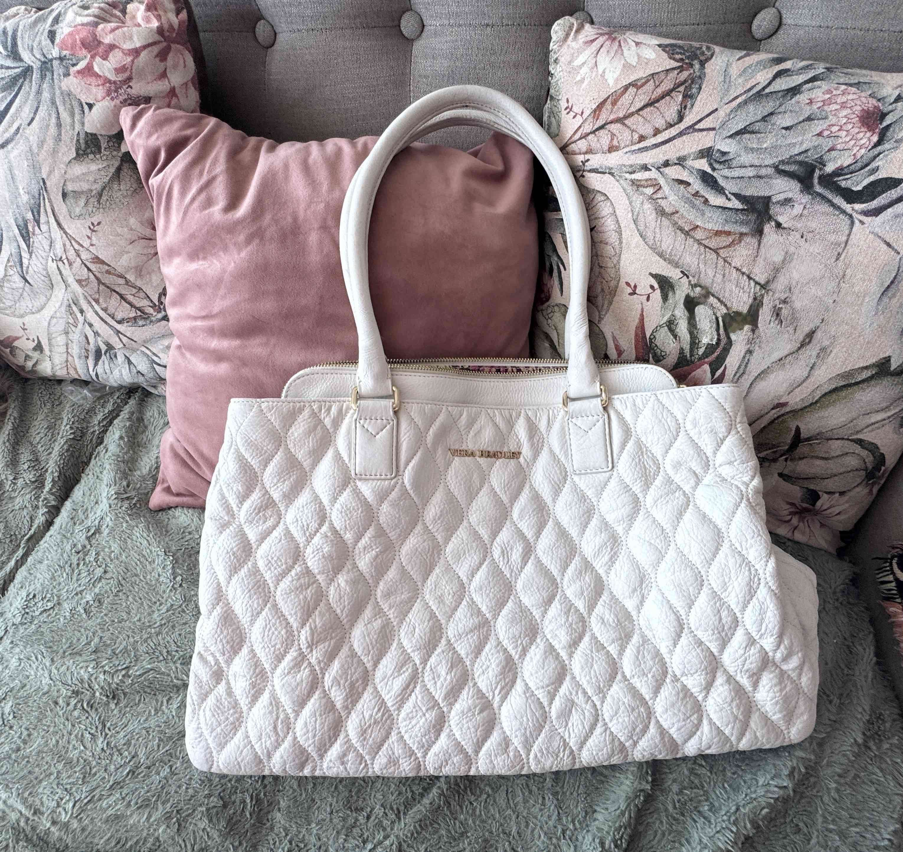 Cartera Vera Bradley blanca de cuero acolchado