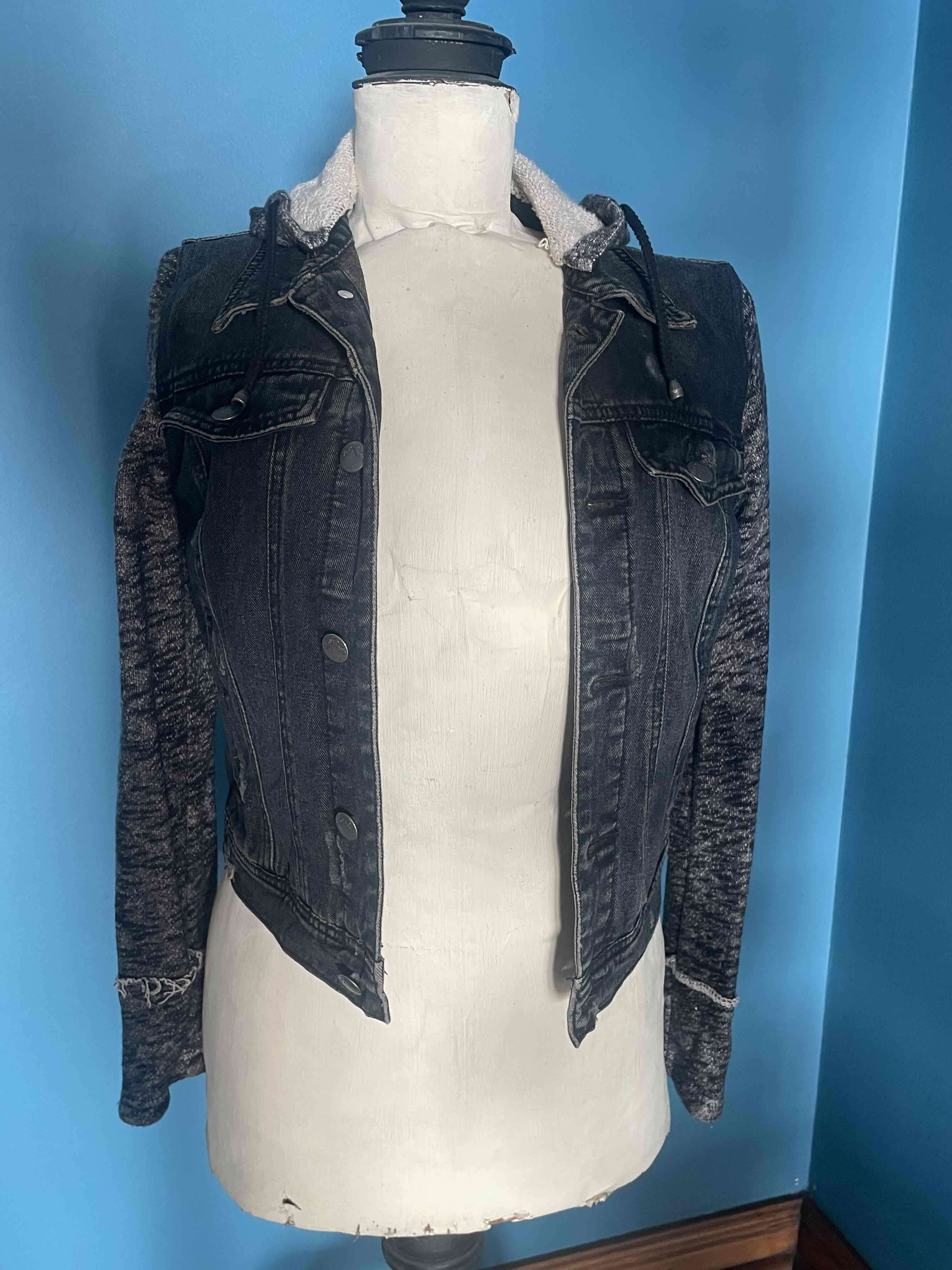 Chaqueta de mezclilla con capucha