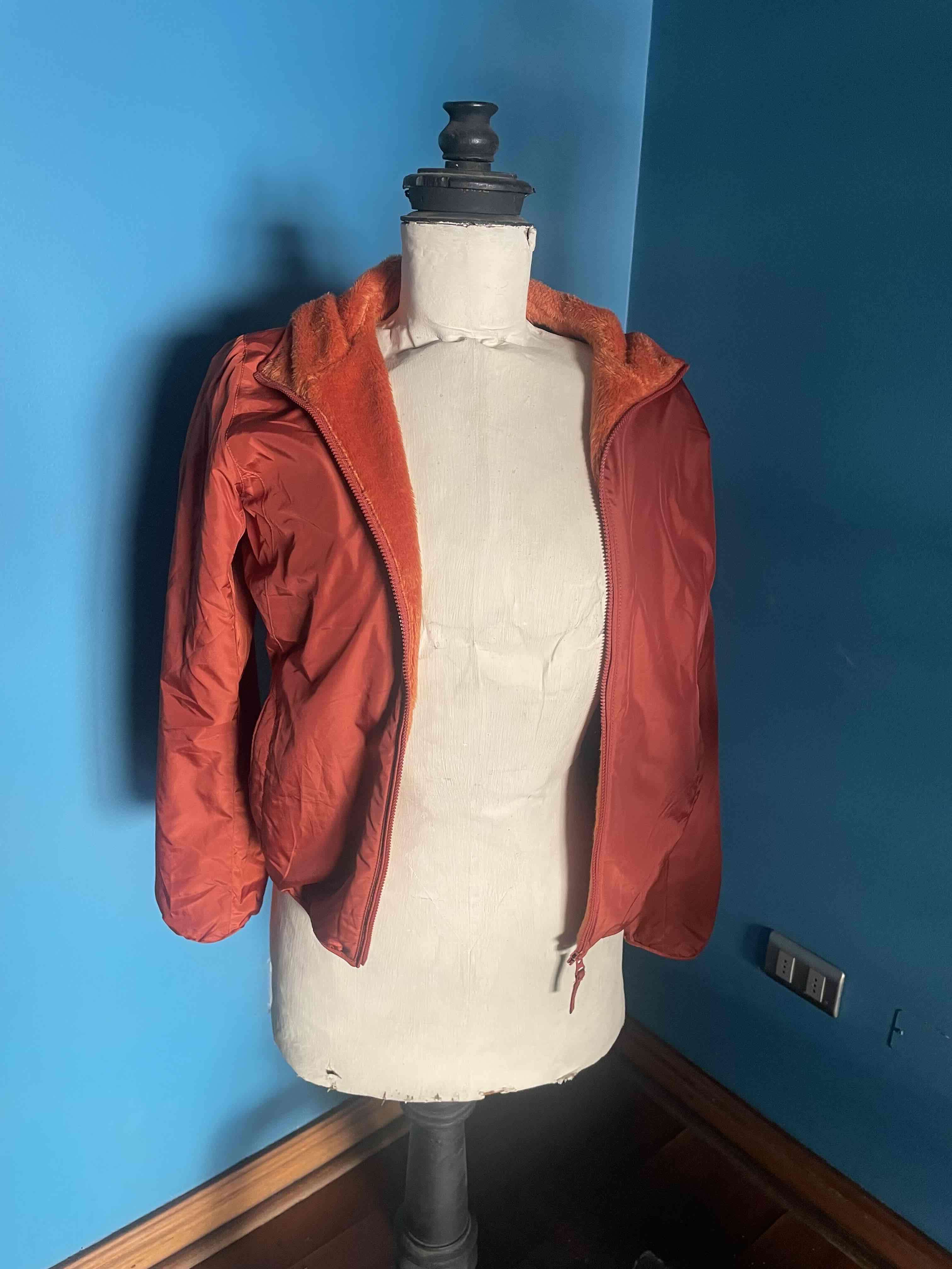 Cortaviento naranjo oscuro con interior de peluche