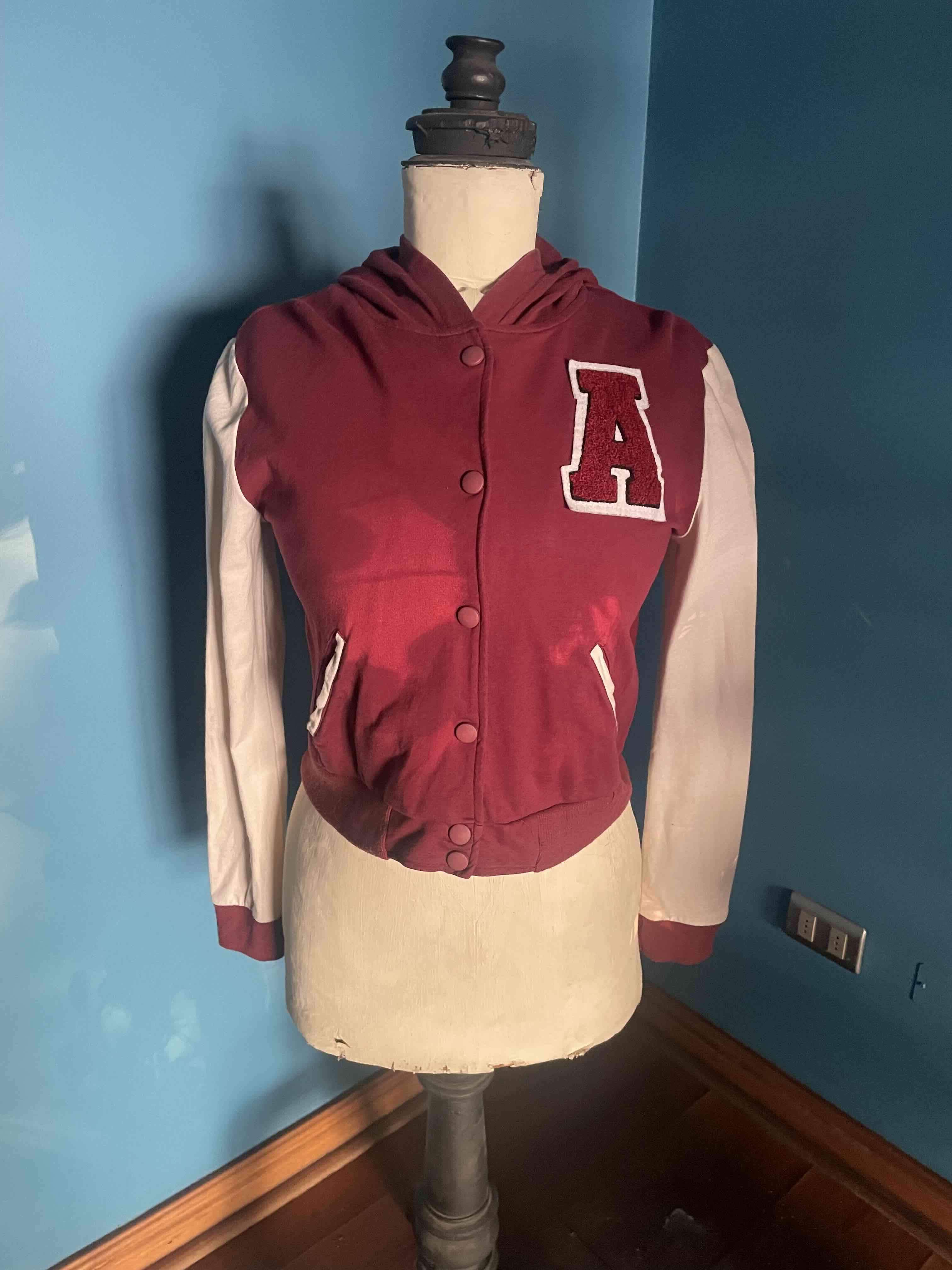 Poleron delgado tipo varsity burdeo y blanco