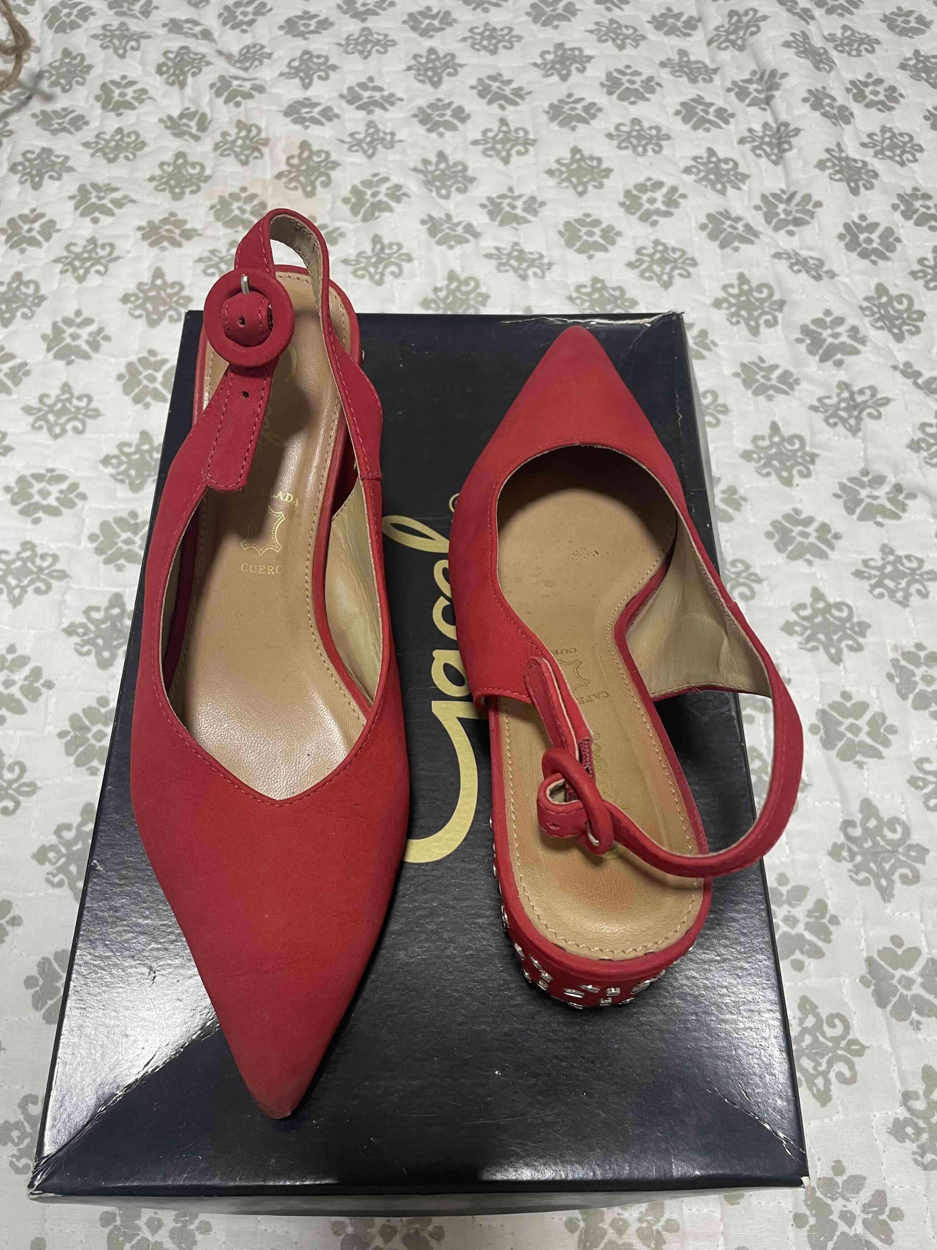 Zapatos rojos de tacón bajo