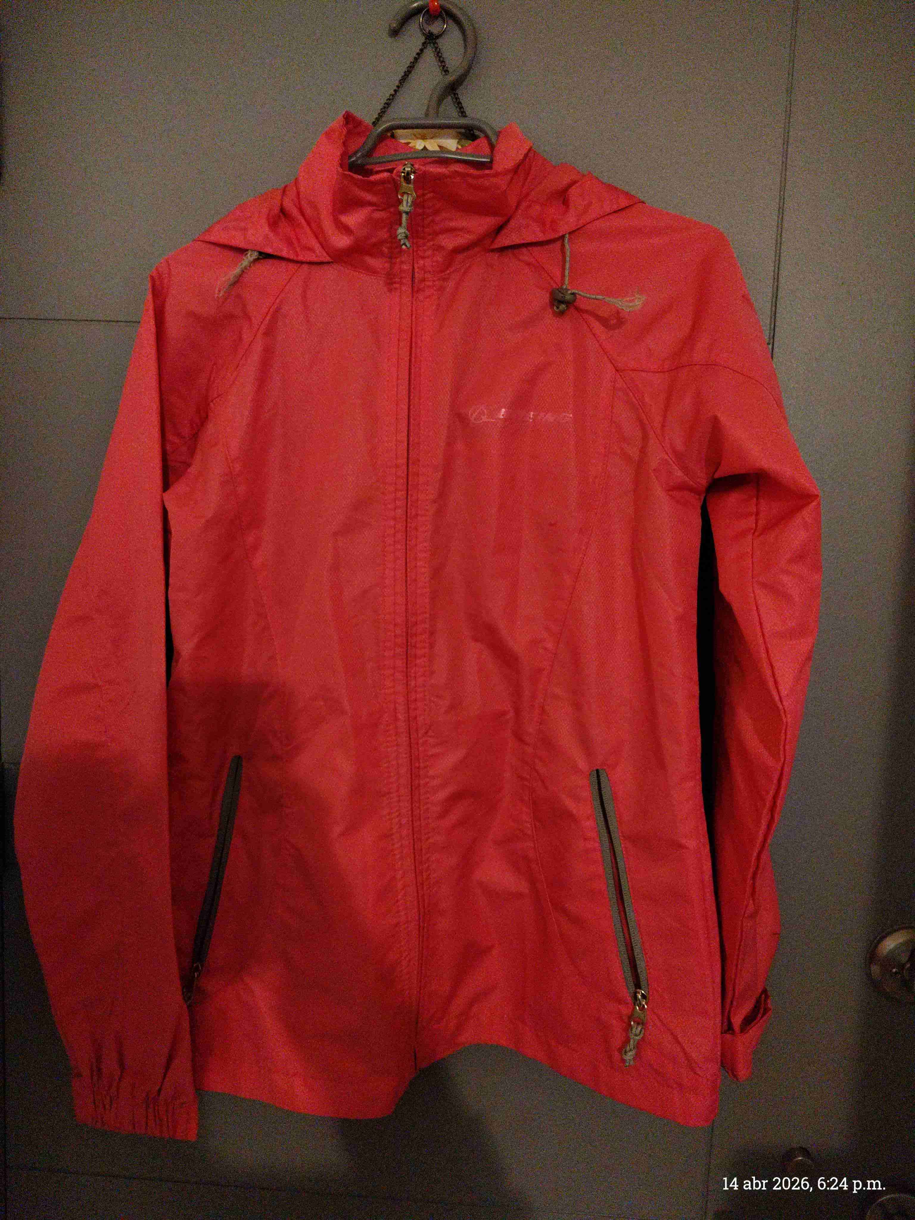 Chaqueta cortaviento roja mujer