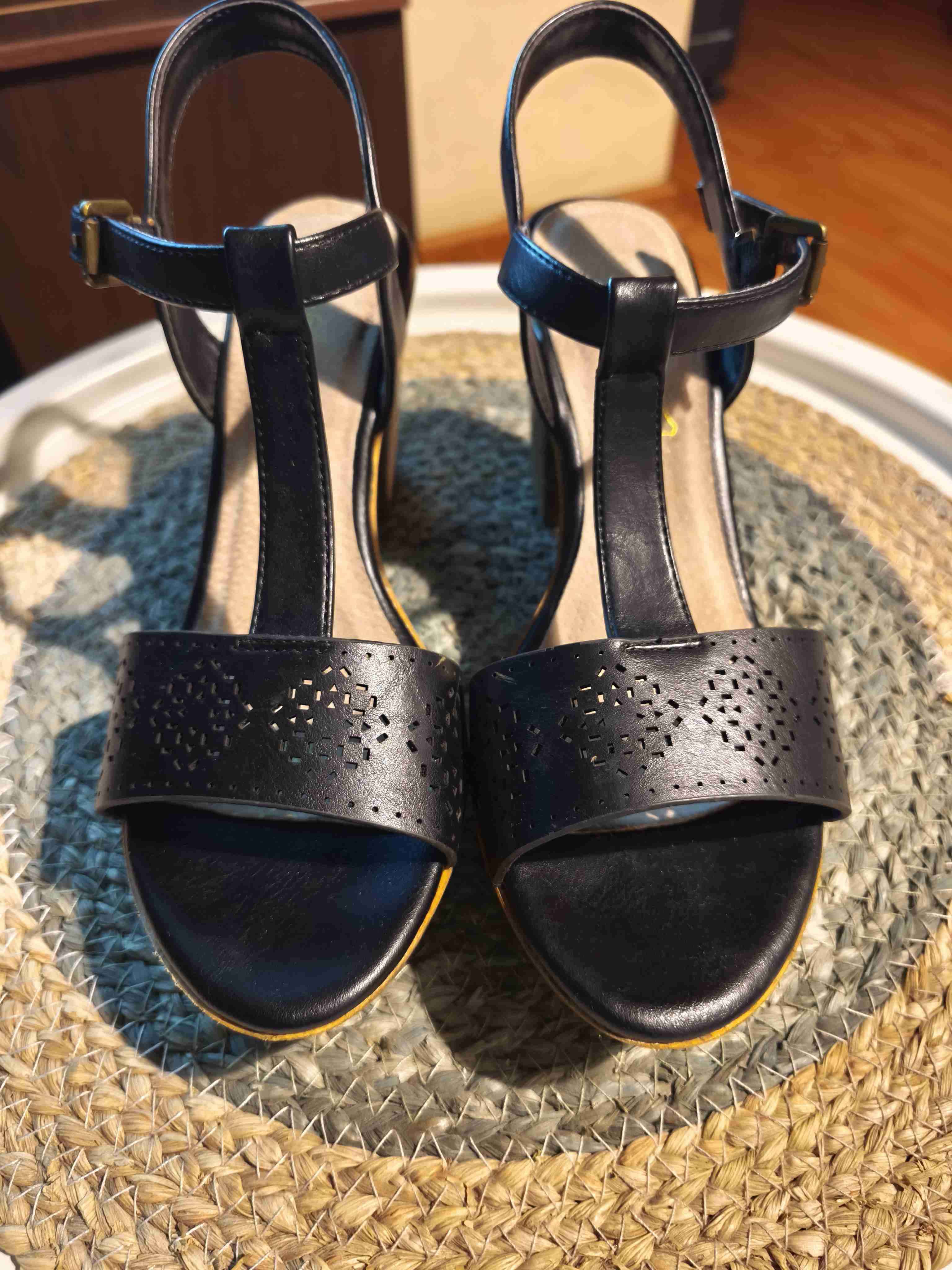 Sandalias negras con hebilla