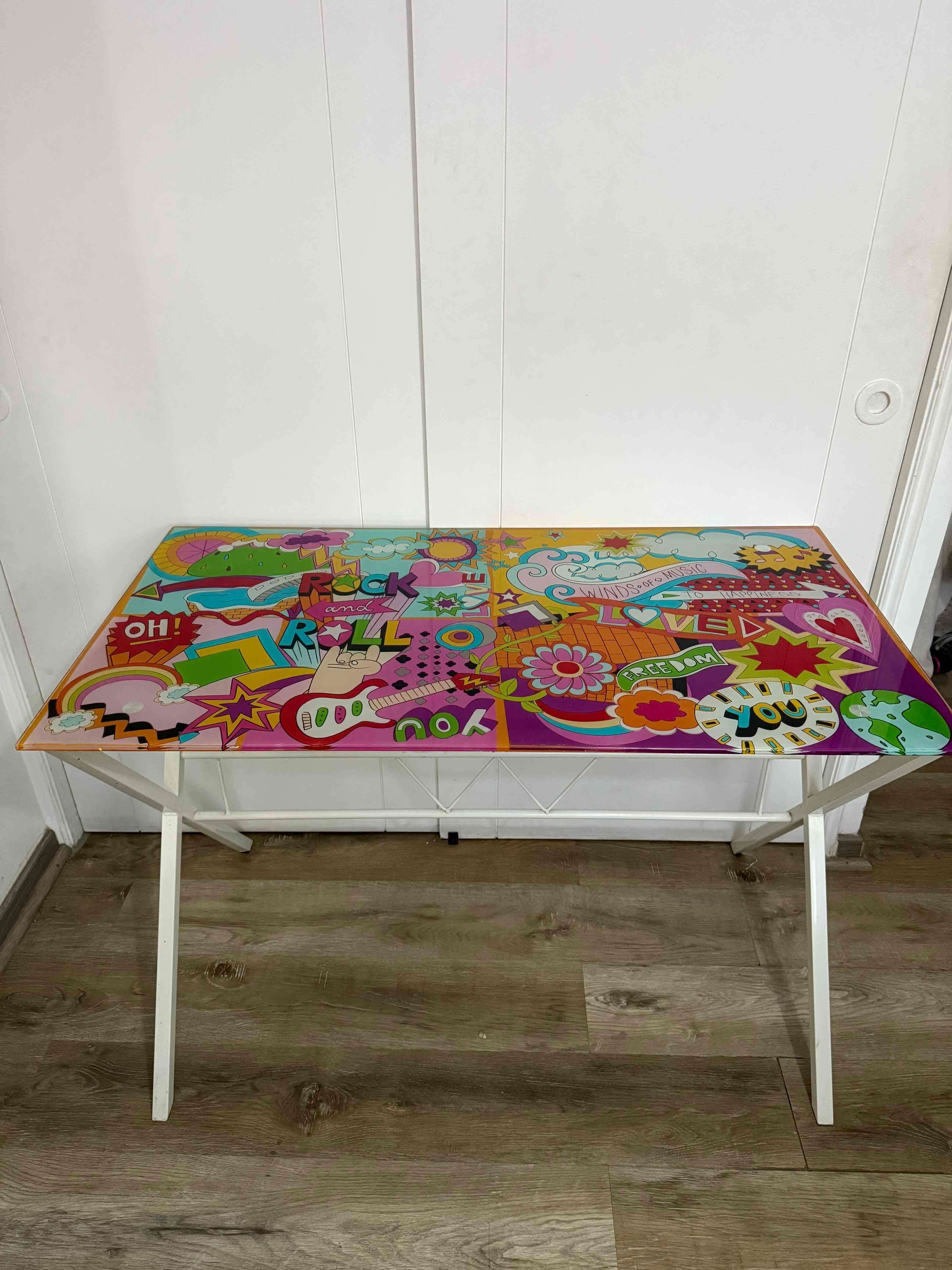 Escritorio de vidrio con diseño colorido