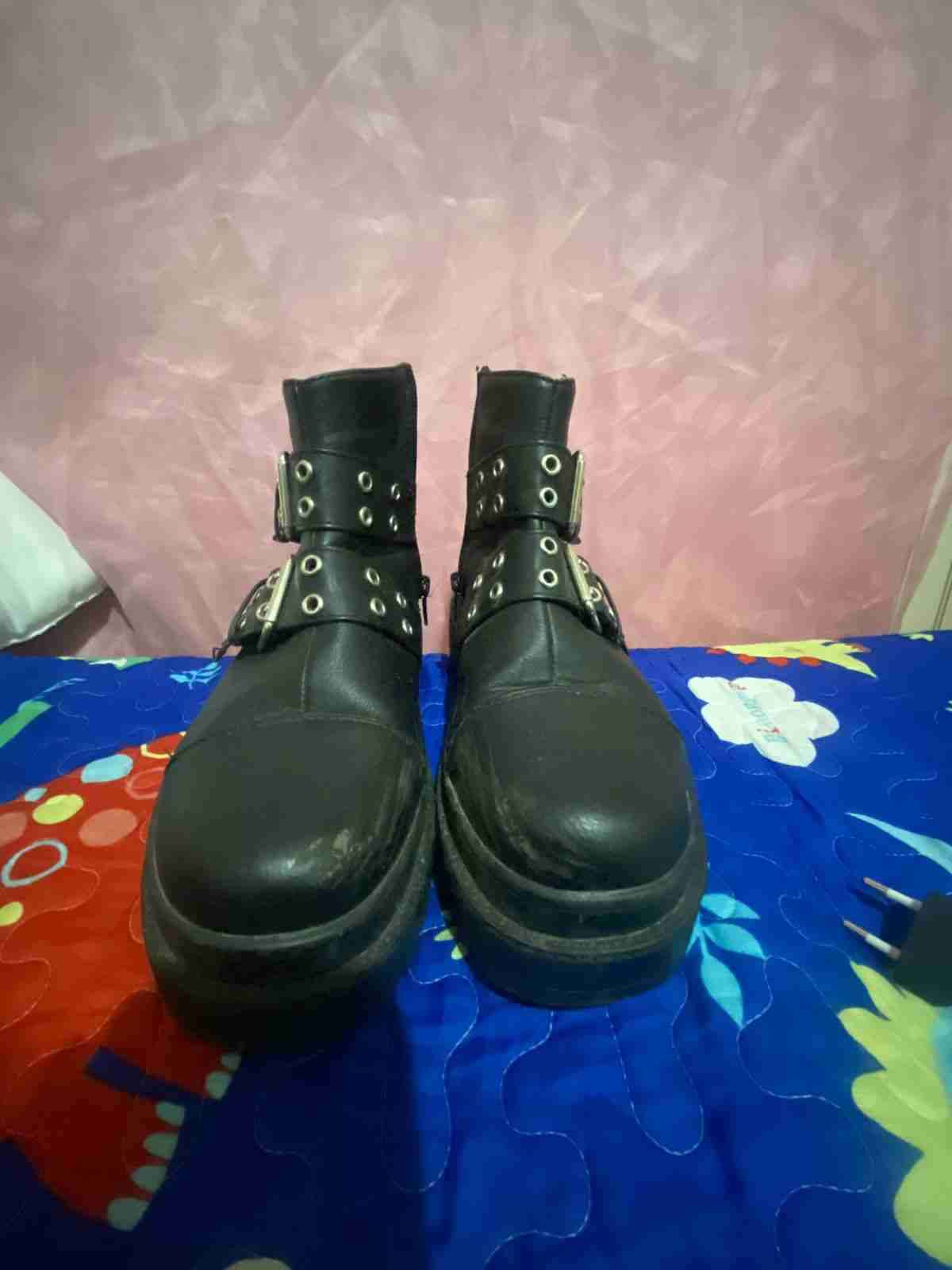 Botas de cuero negras con hebillas