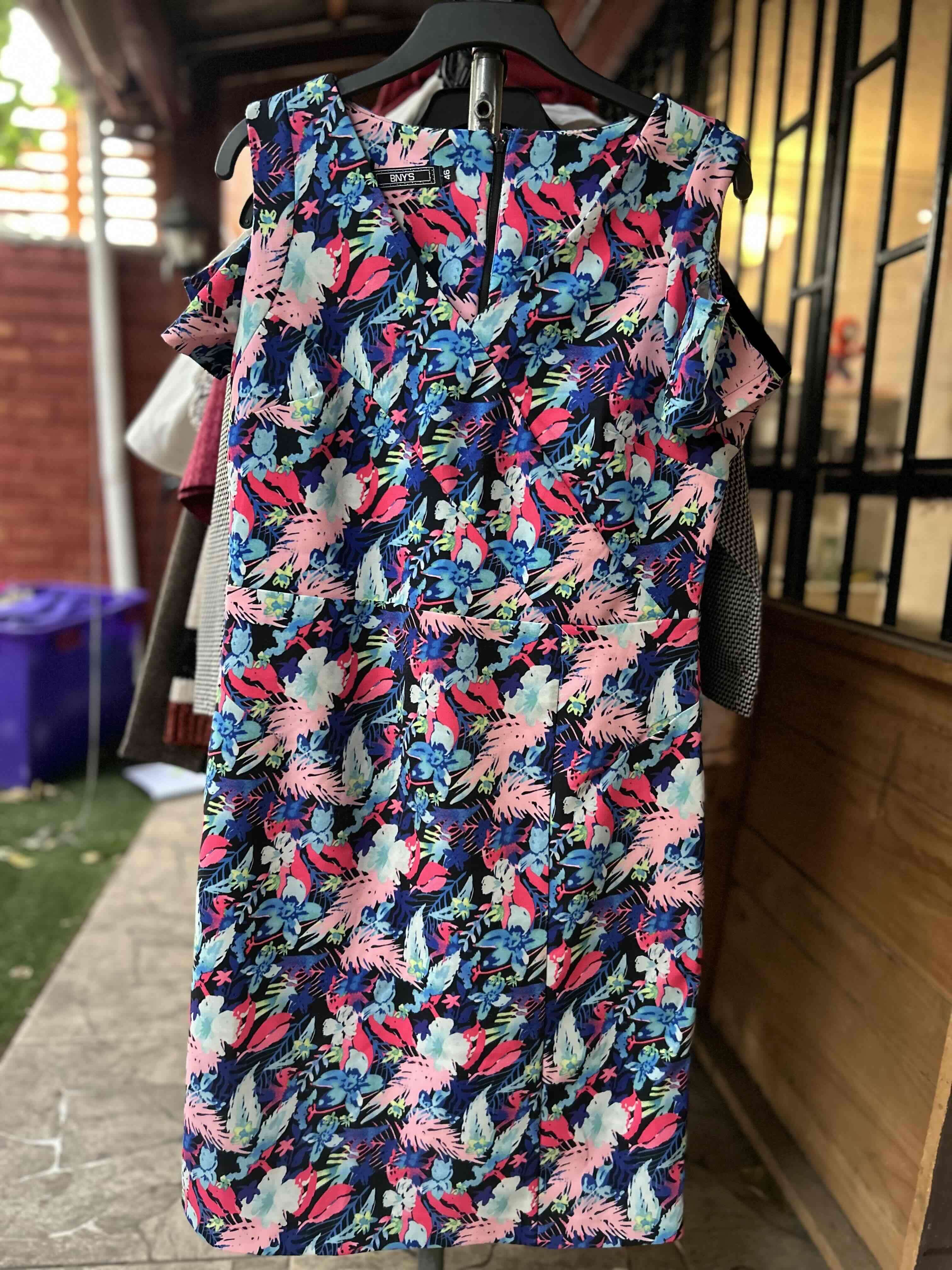 Vestido floral con hombros descubiertos