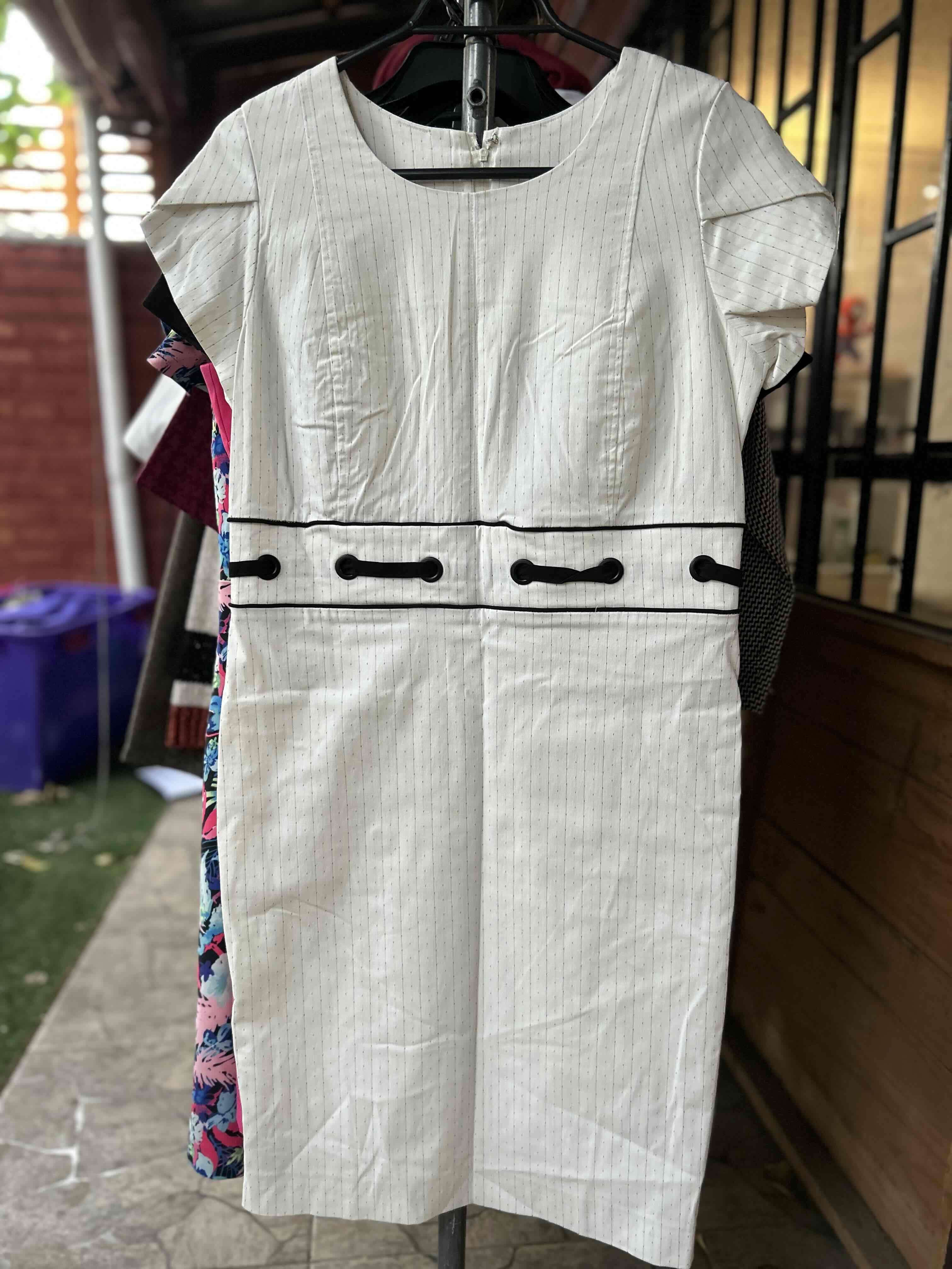 Vestido blanco y negro elegante