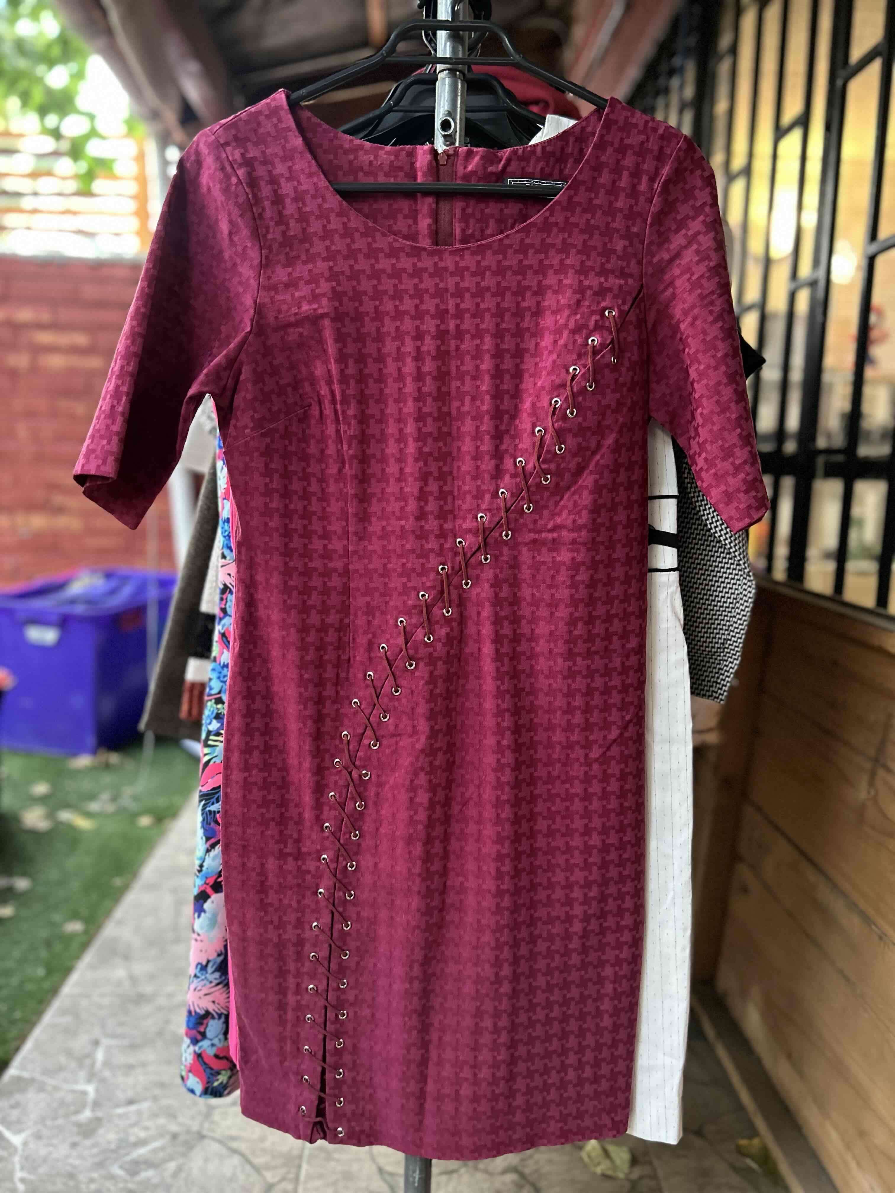 Vestido burdeo con detalles de ojales