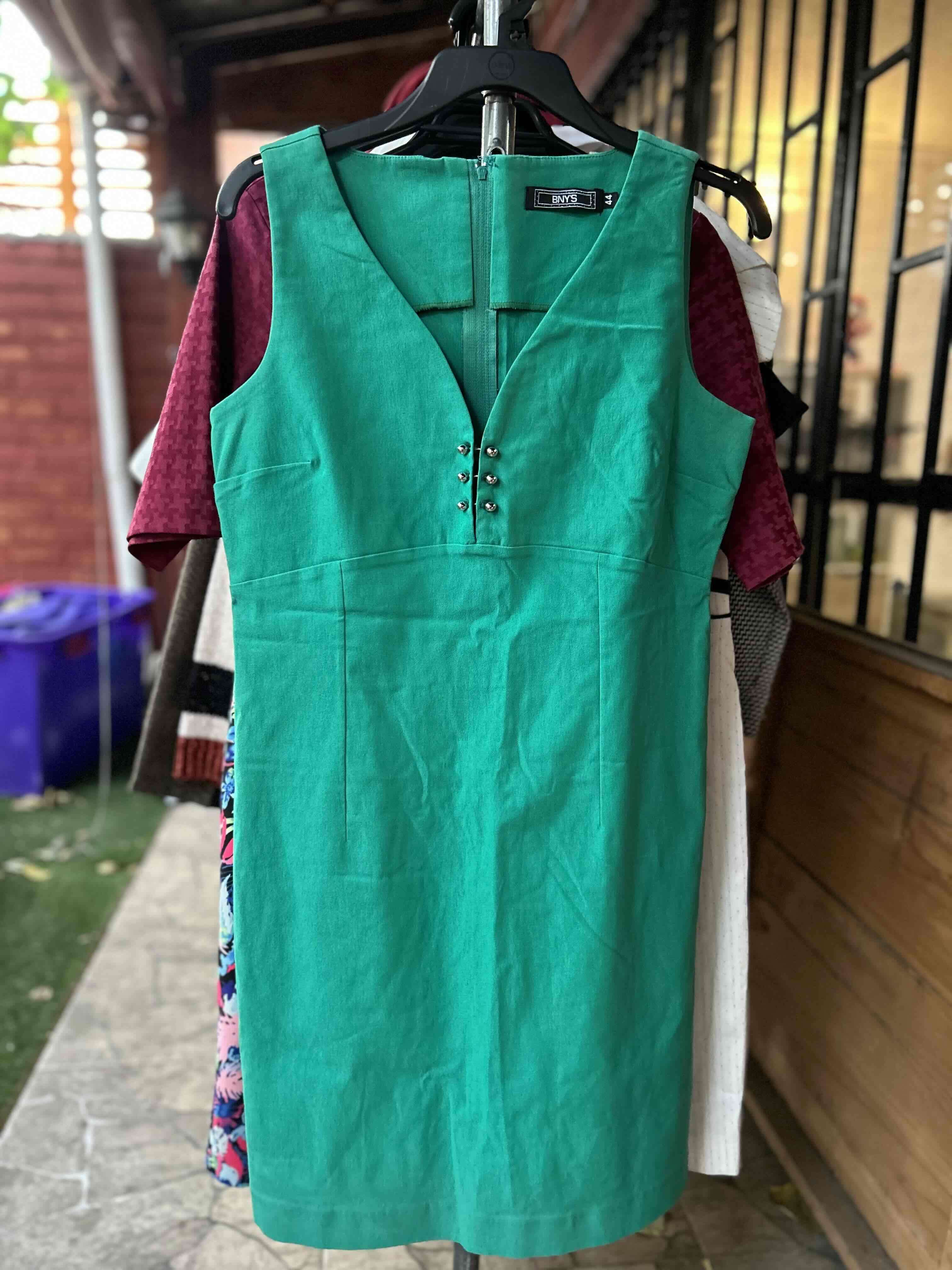 Vestido verde con botones decorativos