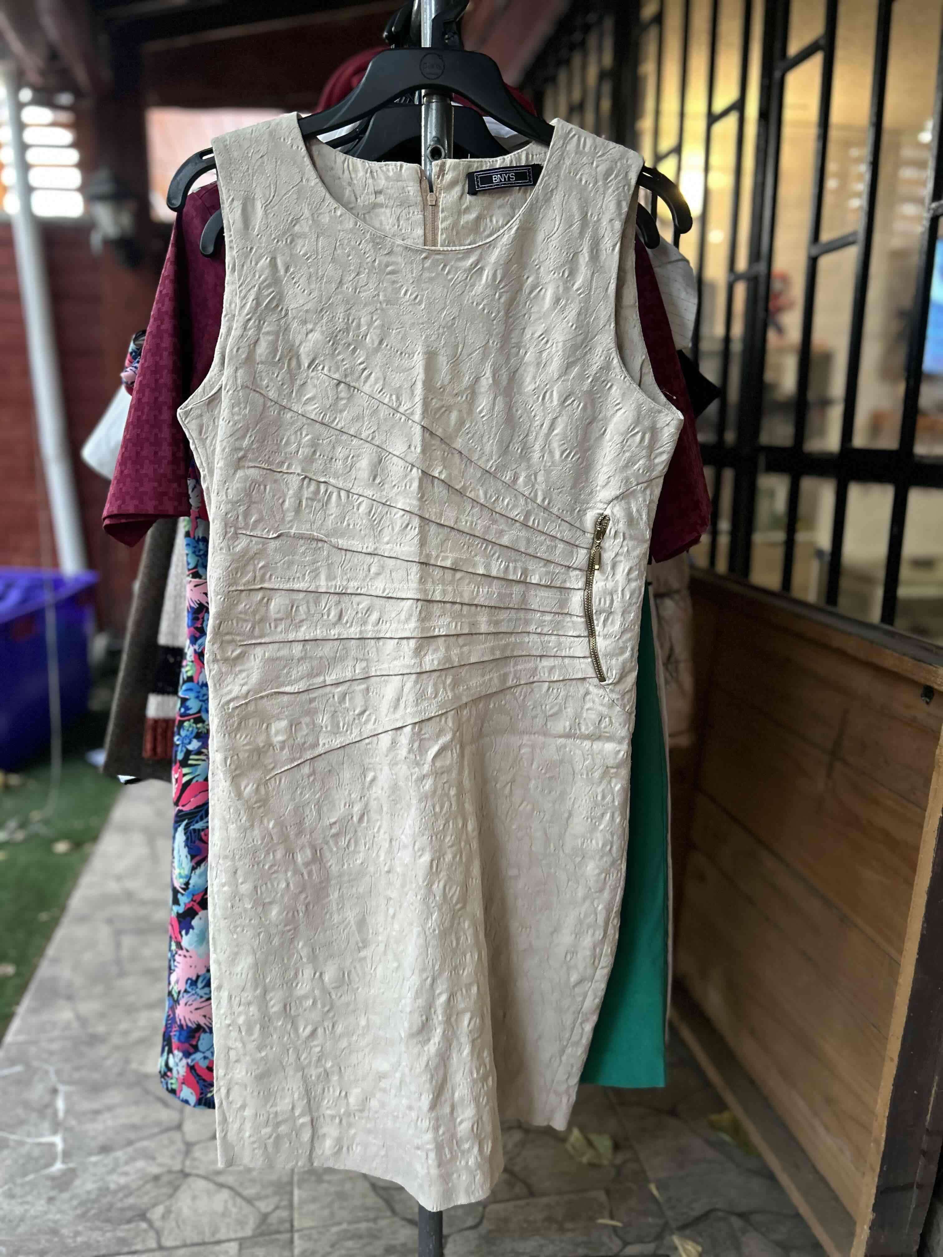 Vestido beige elegante sin mangas