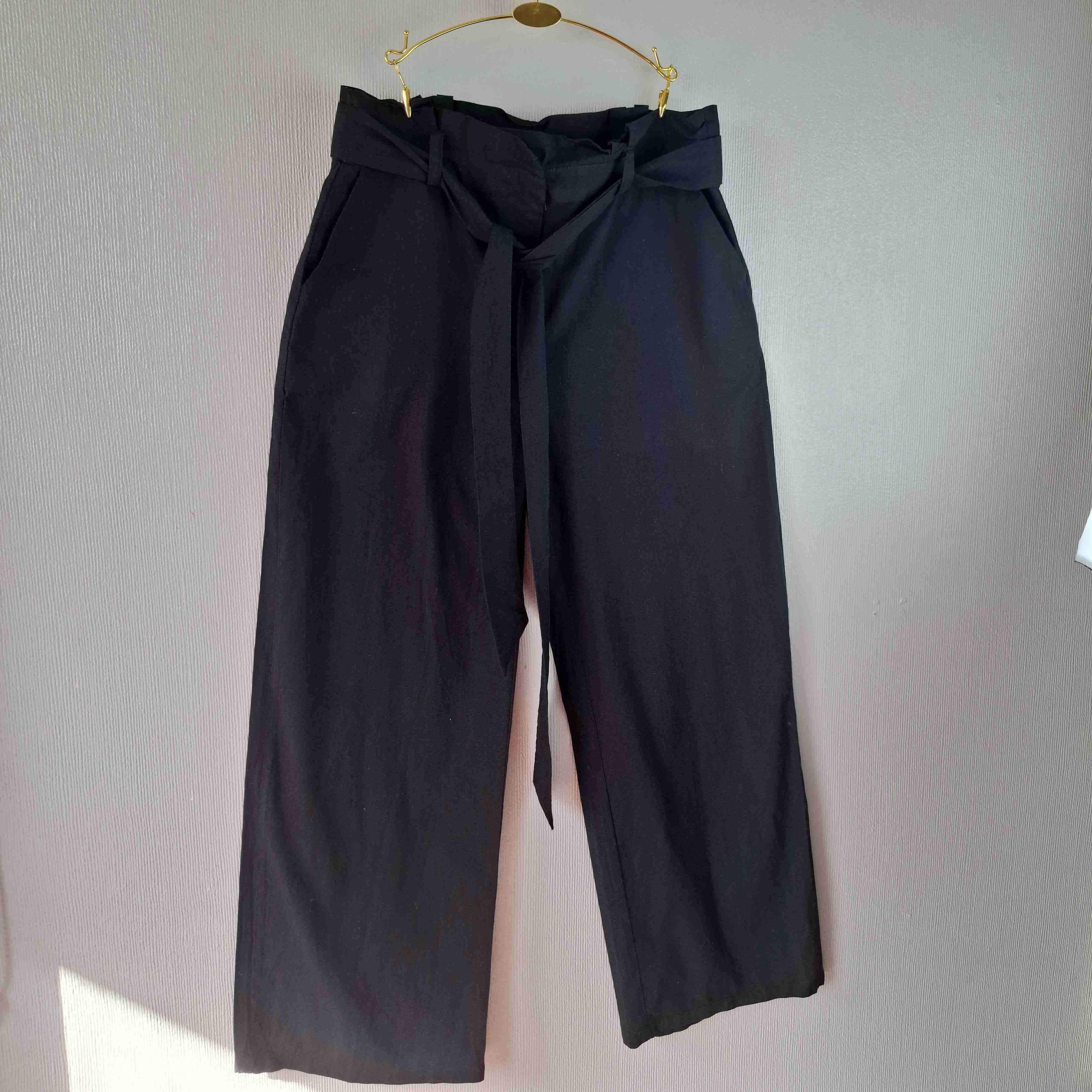 Pantalón negro con cinturón