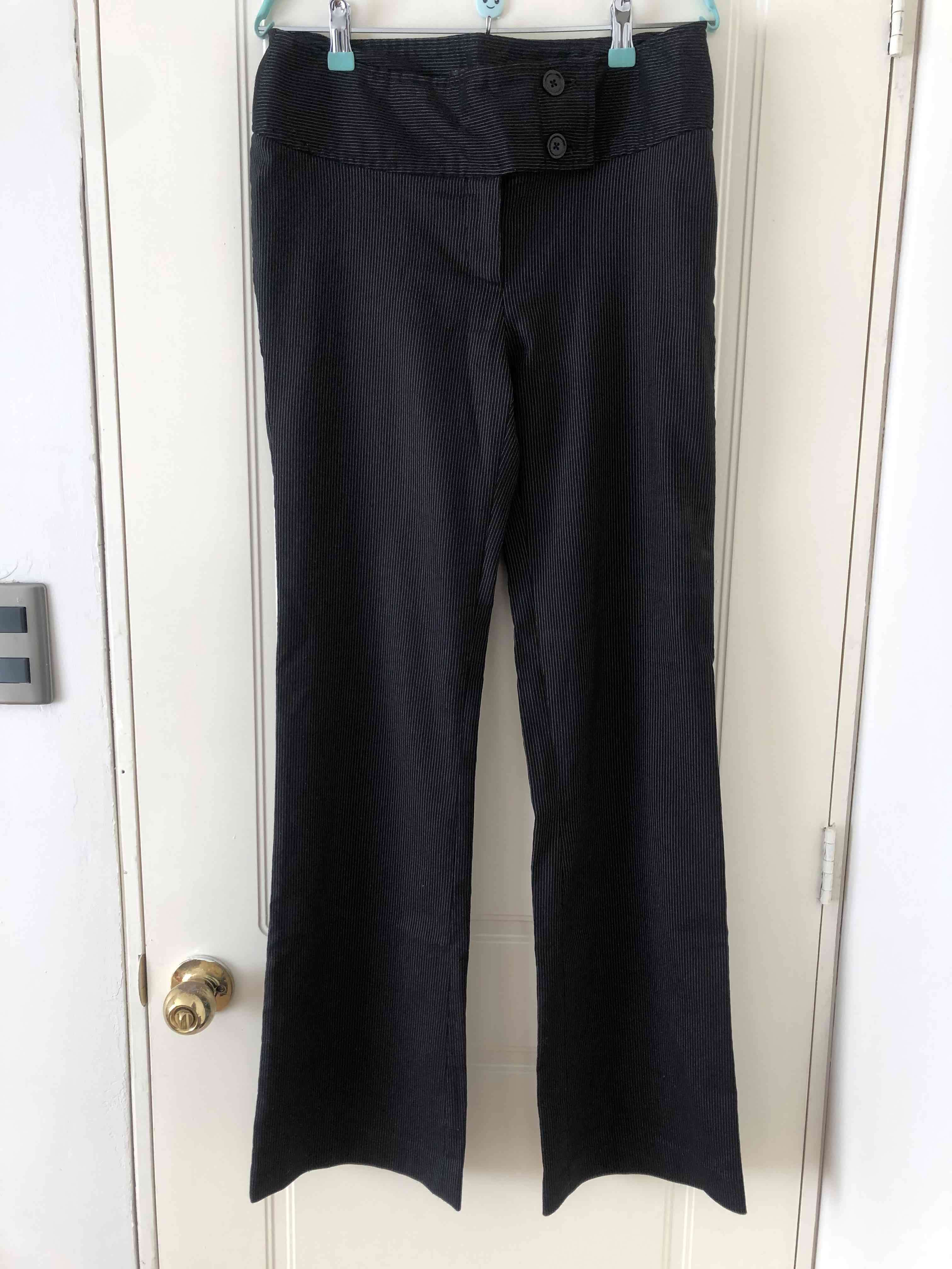 Pantalones negros con sutiles líneas gri de vestir