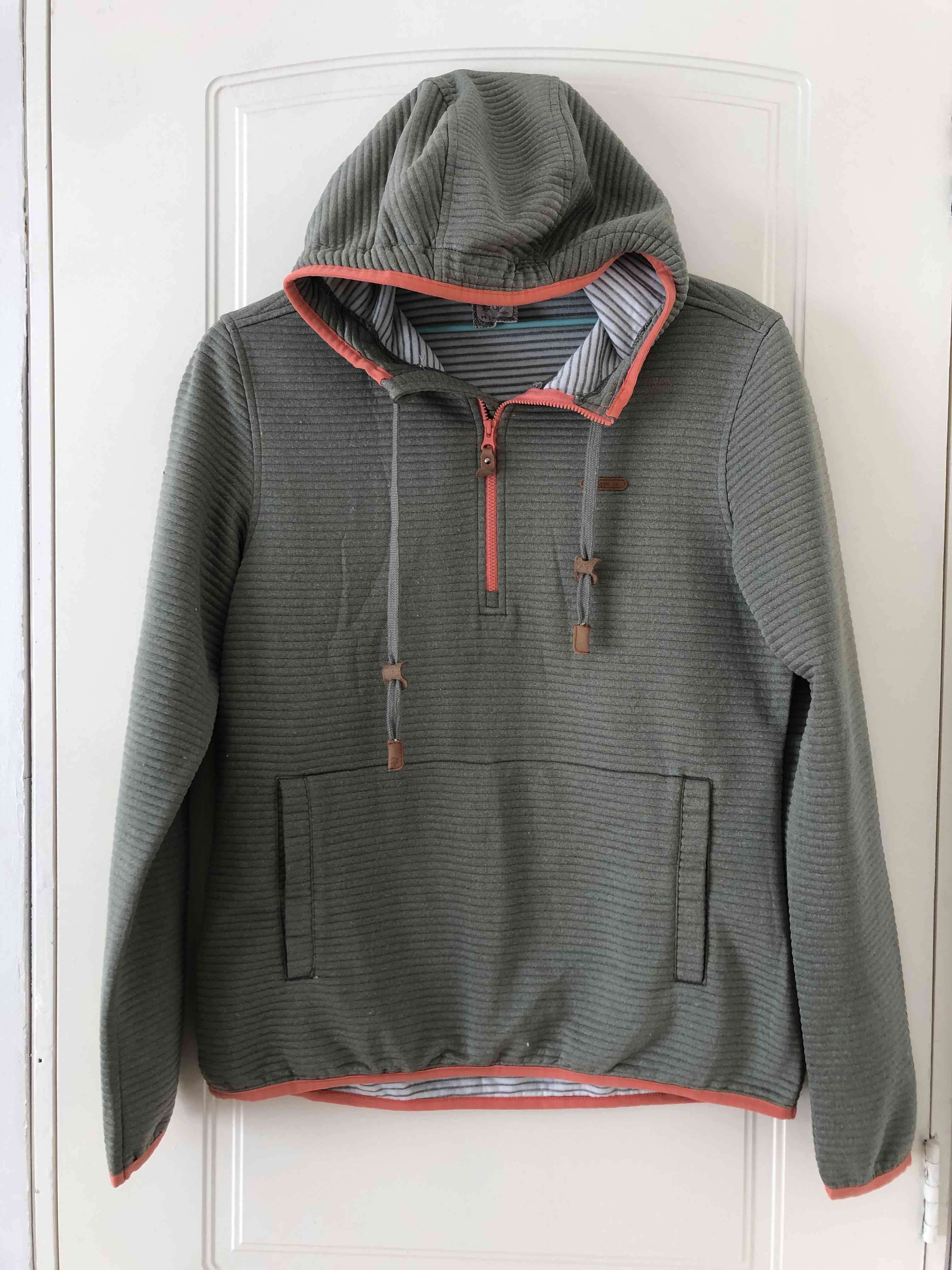 Polerón canguro verde oliva con capucha