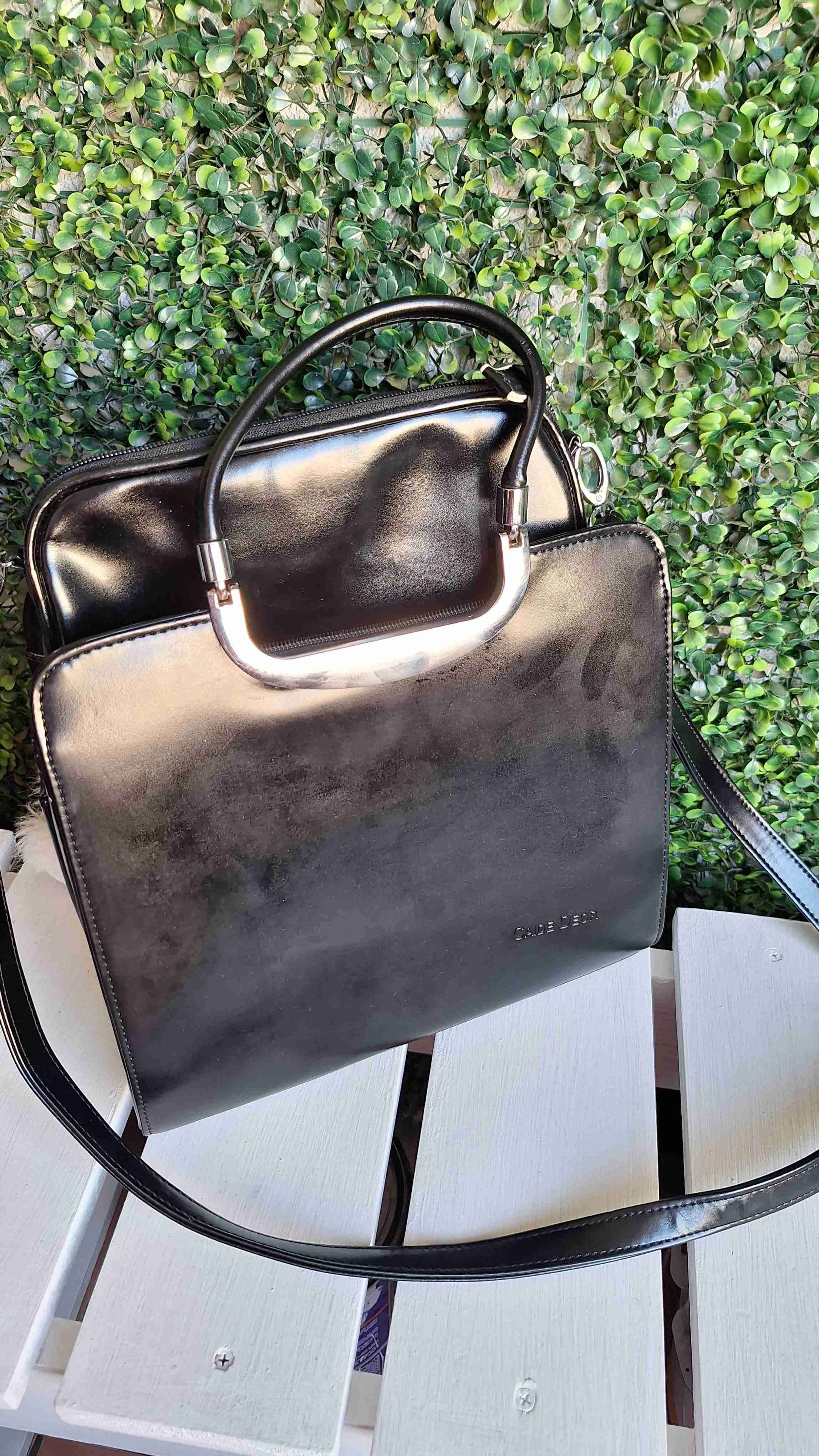 Cartera negra elegante con asa