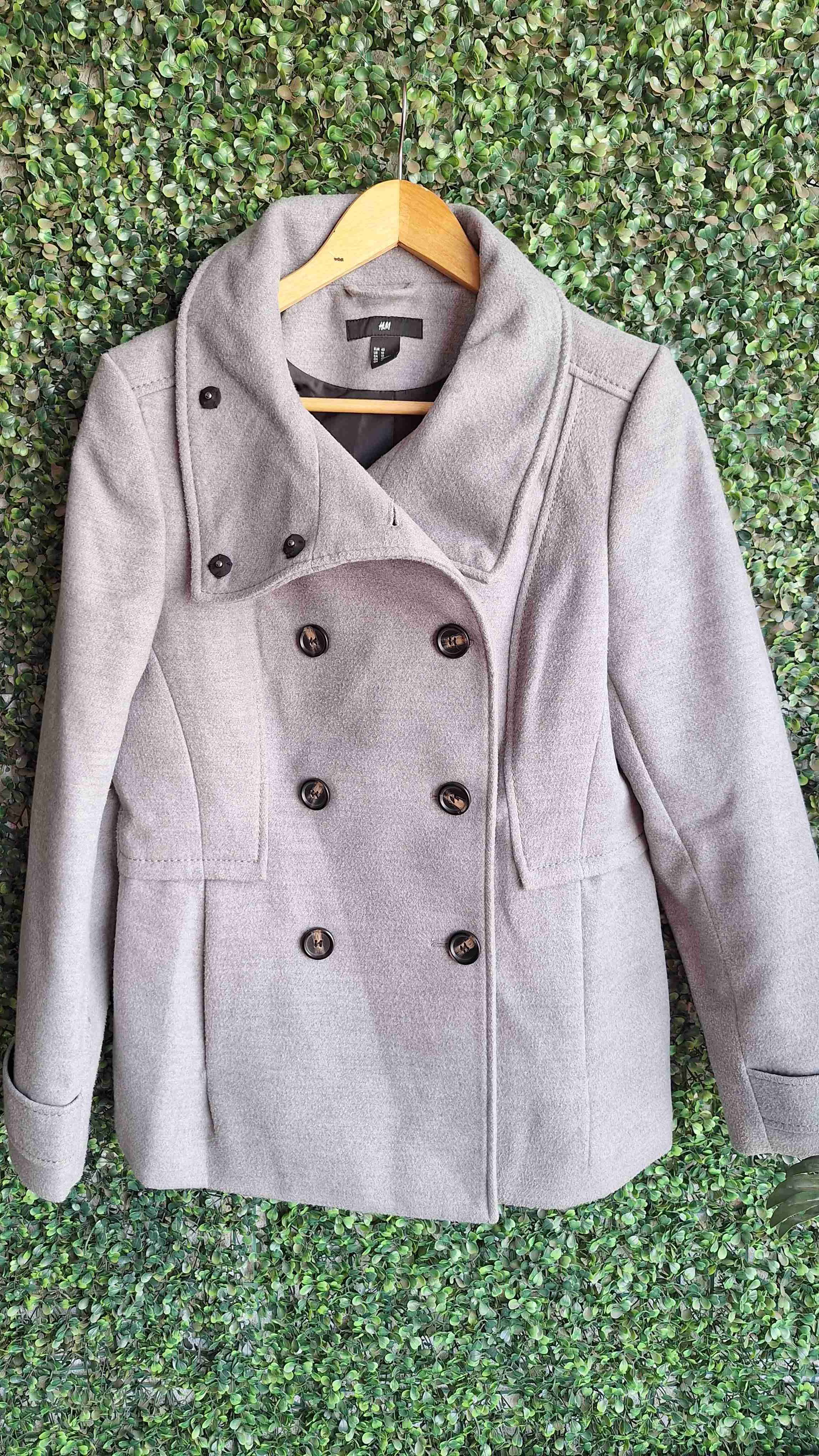 Abrigo HyM gris estilo militar