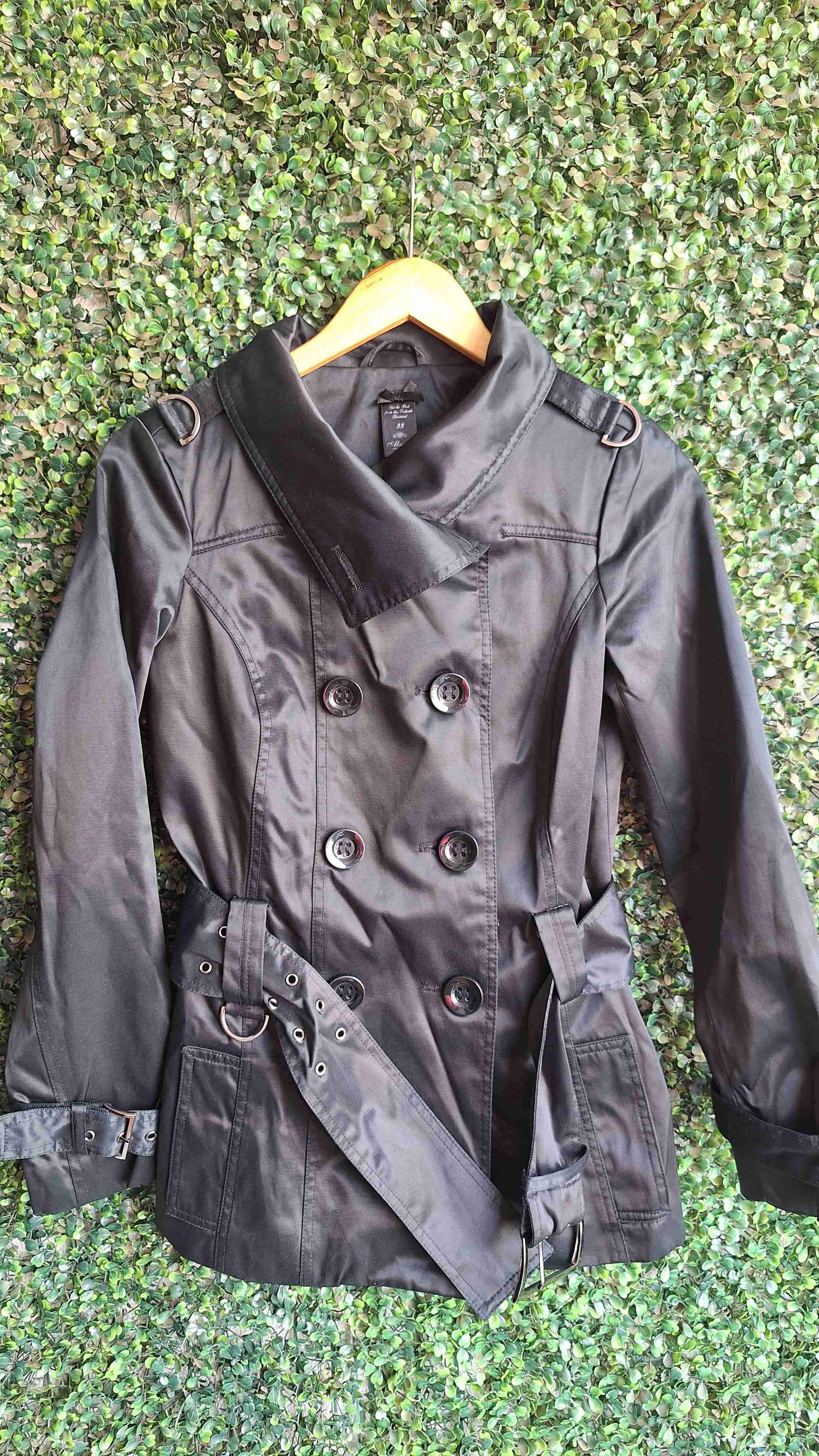 Abrigo Alaniz negro con cinturón