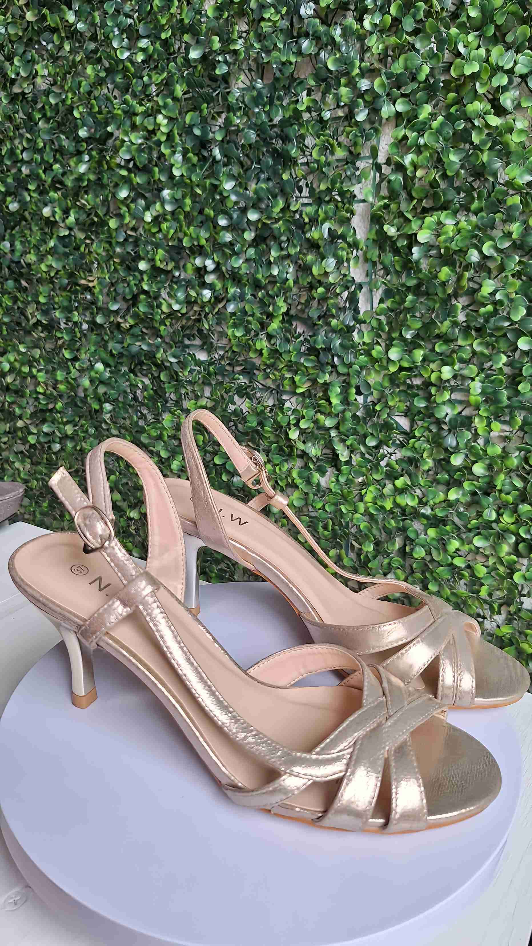 Sandalias Nuevas doradas elegantes