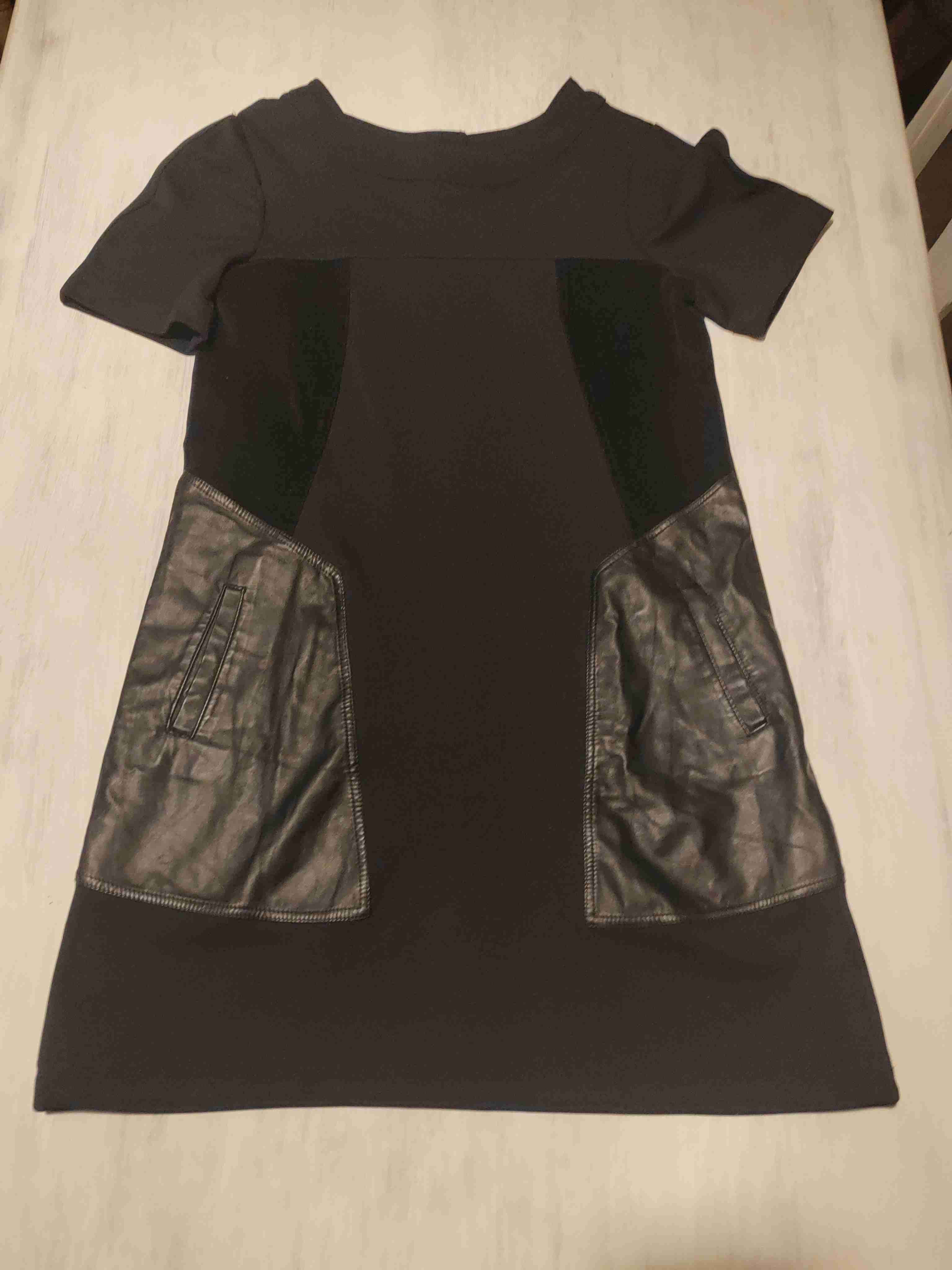 Vestido negro con detalles de cuero