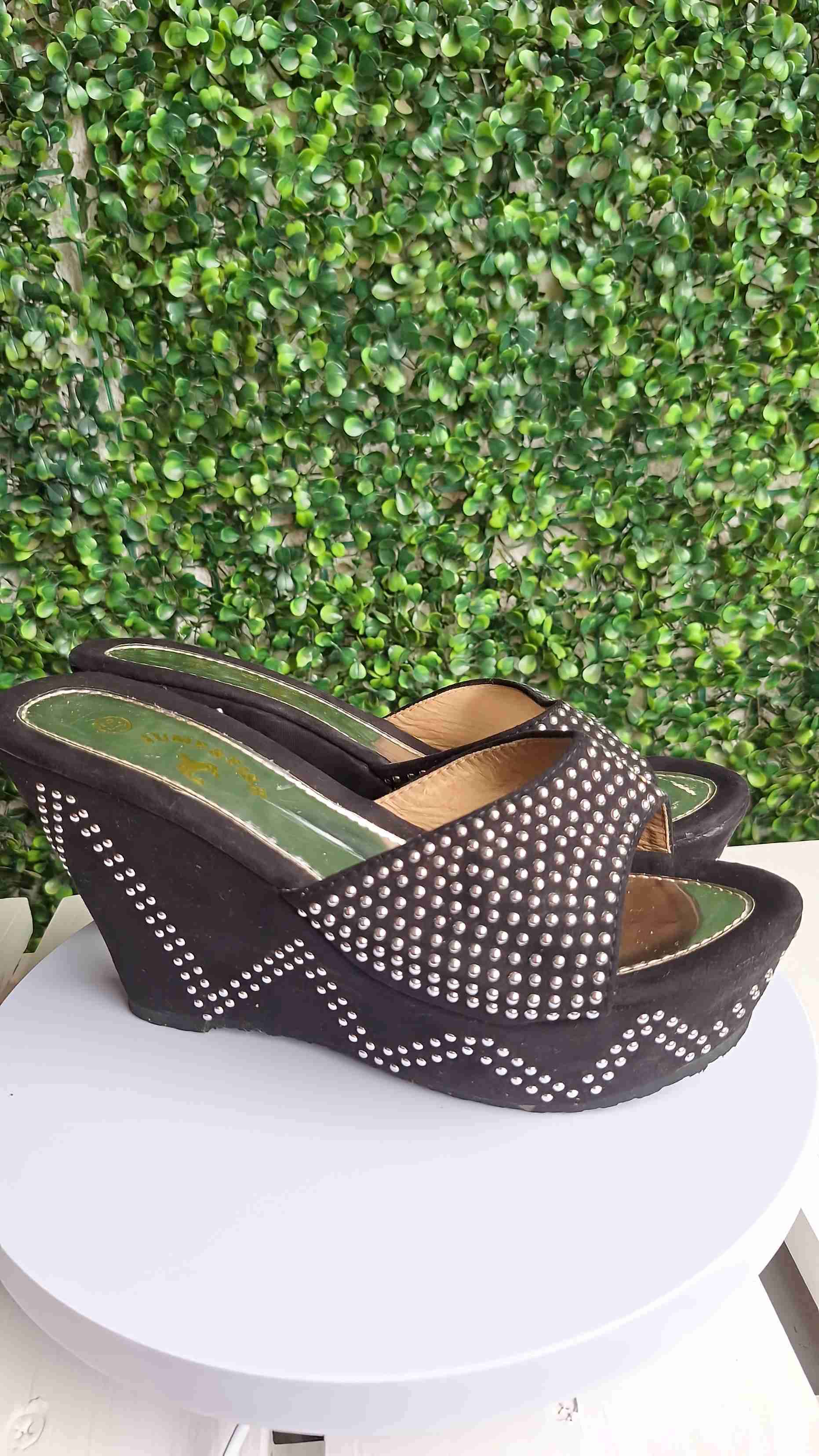 Sandalias negras con plataforma y brillos