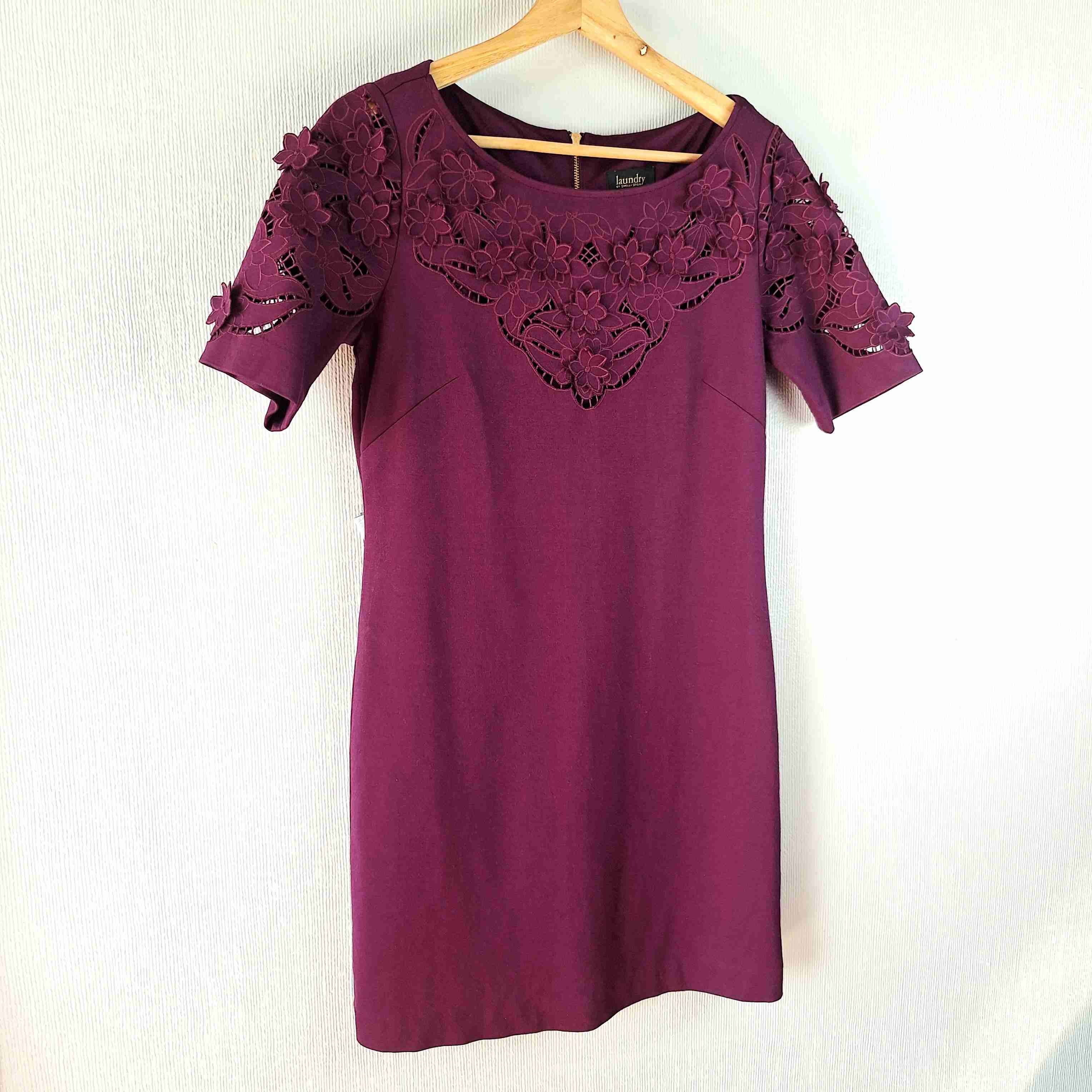 Vestido morado con encaje floral