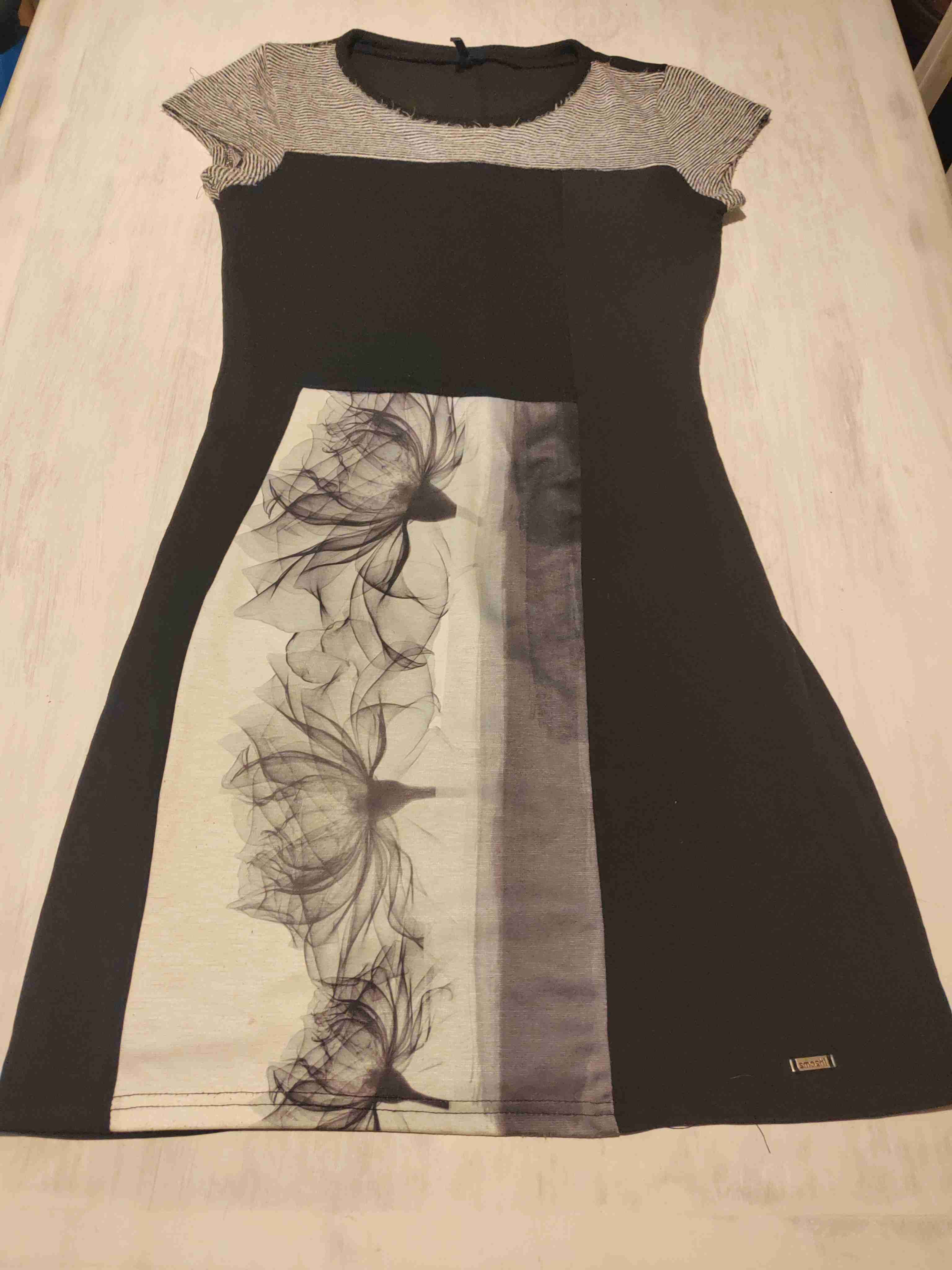 Vestido a rayas blanco y negro con flores