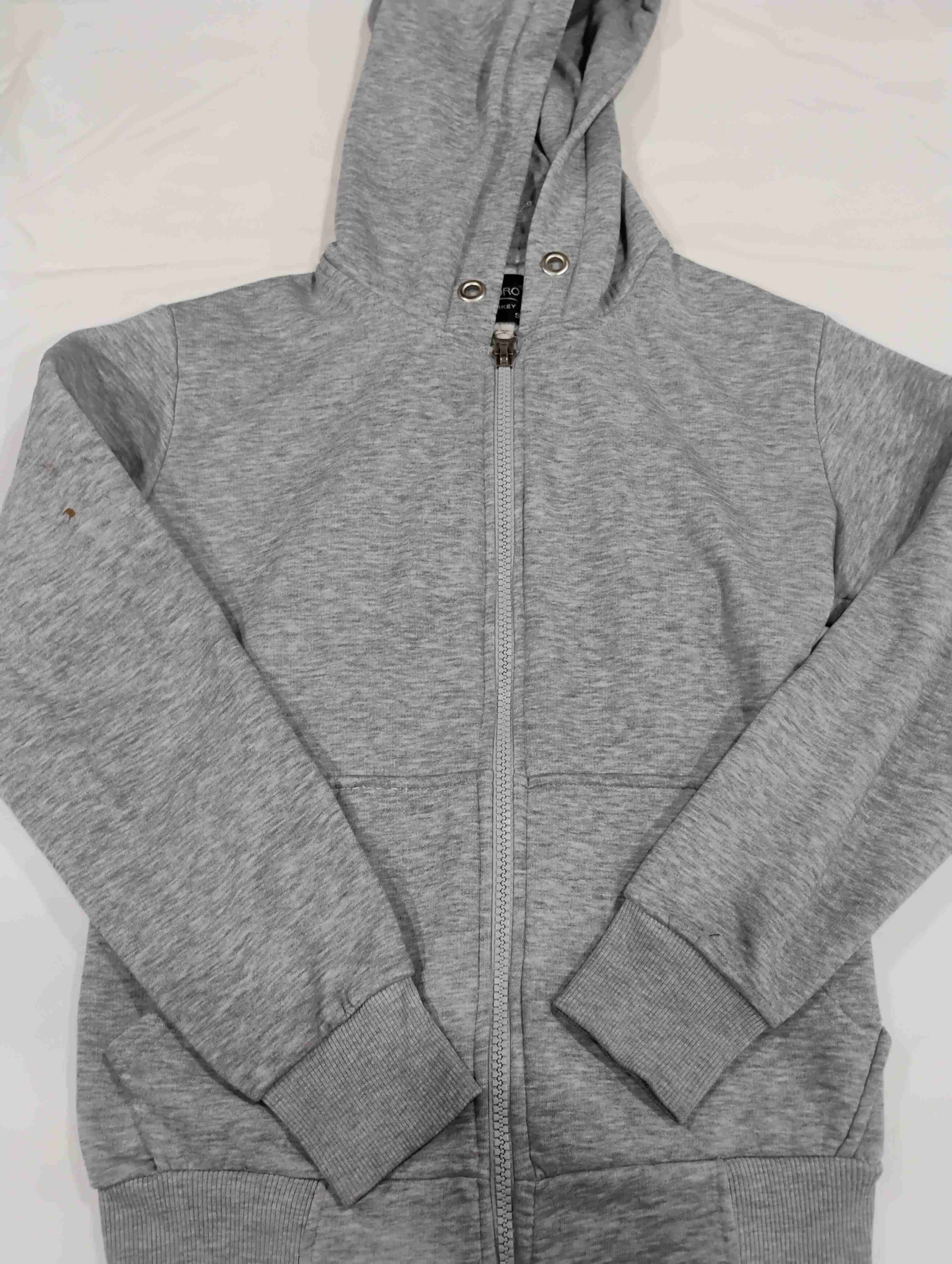 Polerón gris con capucha